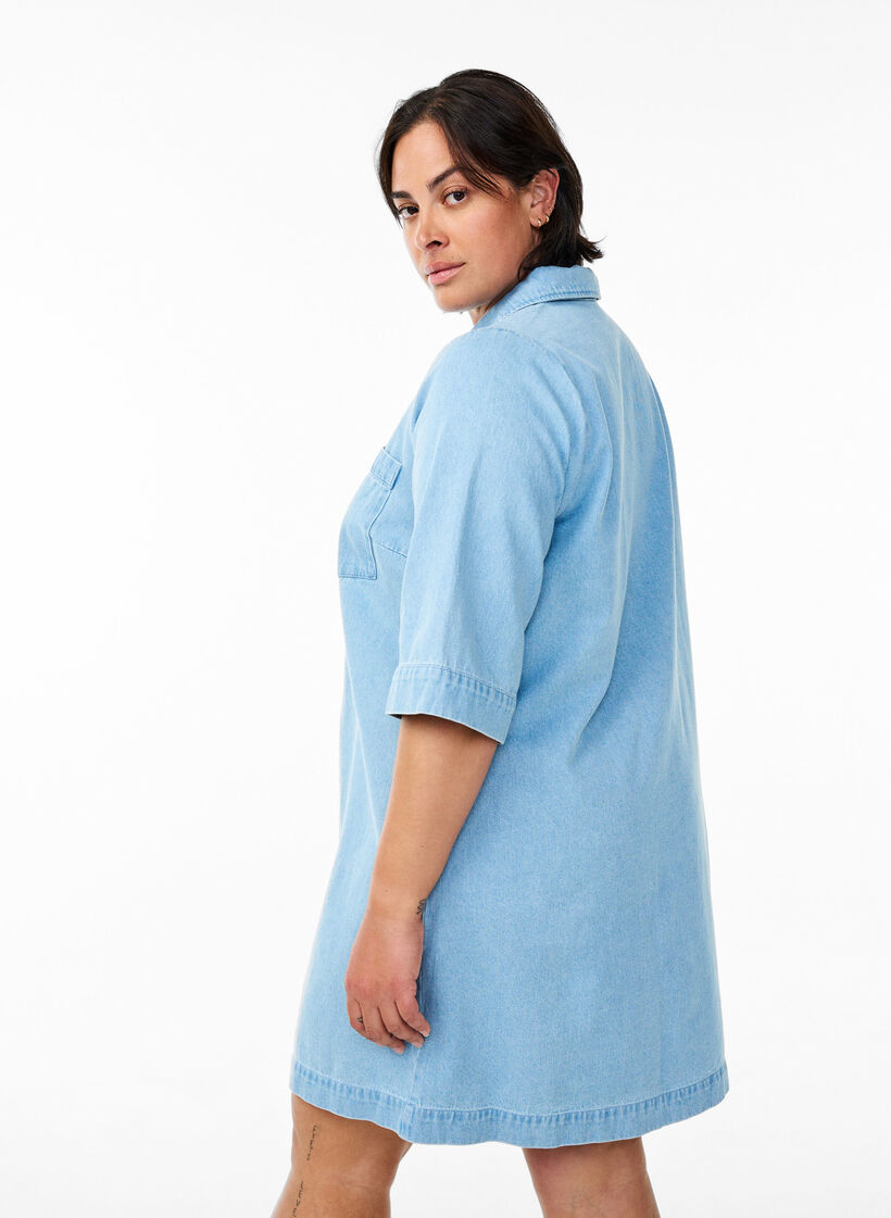 Courte robe en denim avec un col et un col en V, Bleu Clair, Model image number 2