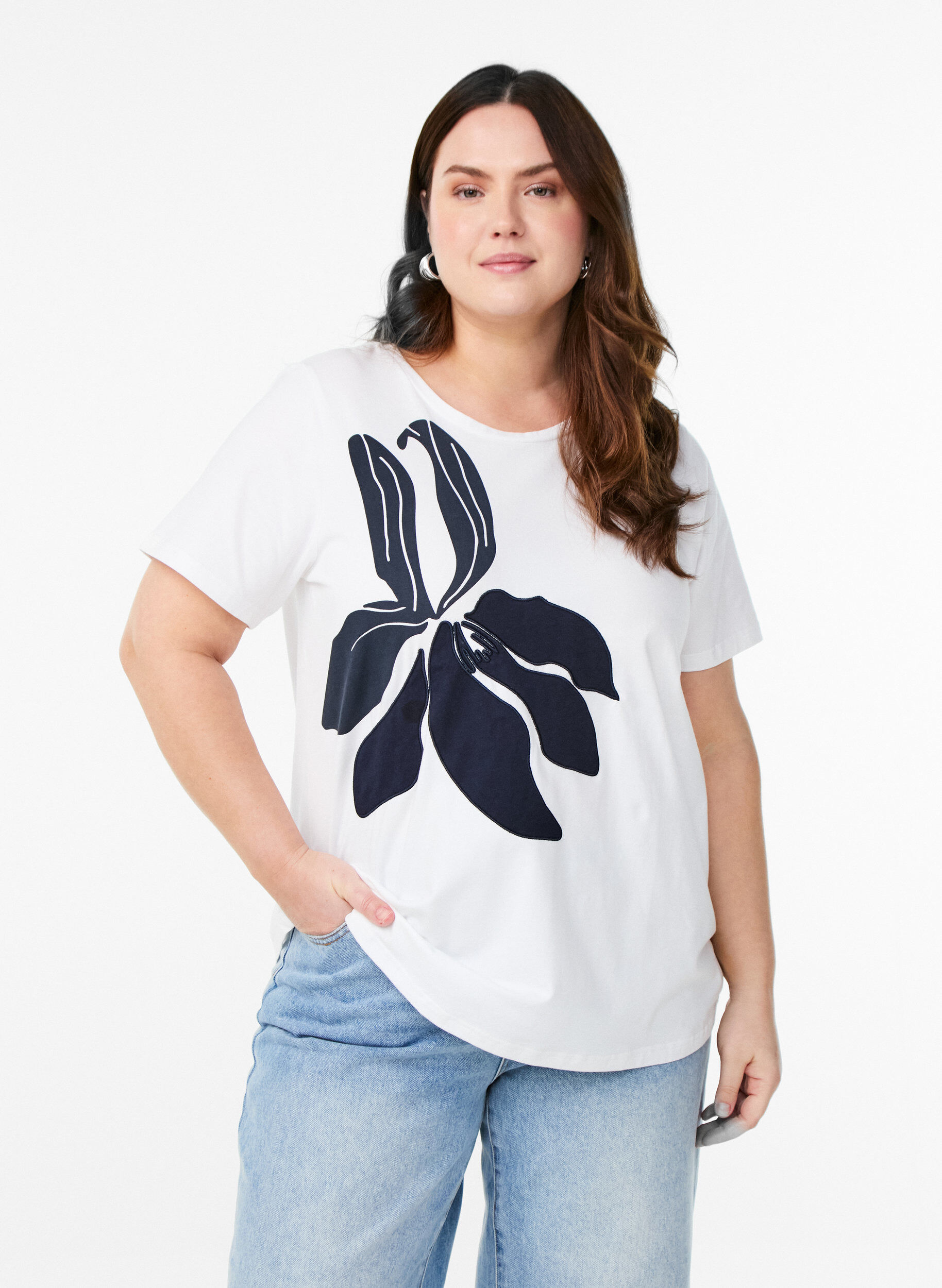 Zizzi T-shirt en coton biologique avec imprim&eacute; floral, B. White w. EMB, Model image number 0