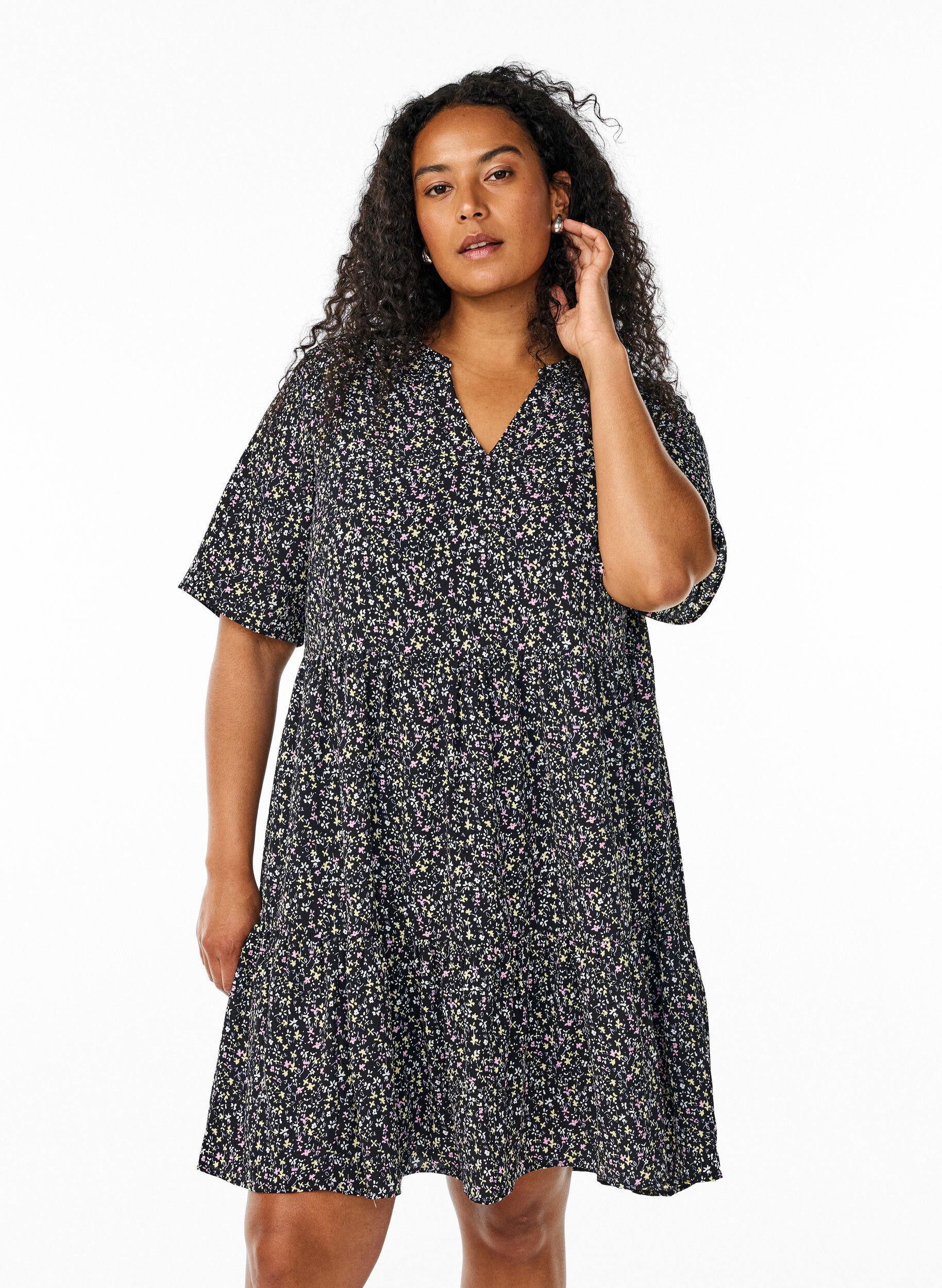 Robe &agrave; manches courtes coupe trap&egrave;ze avec d&eacute;coupes, Noir, Model