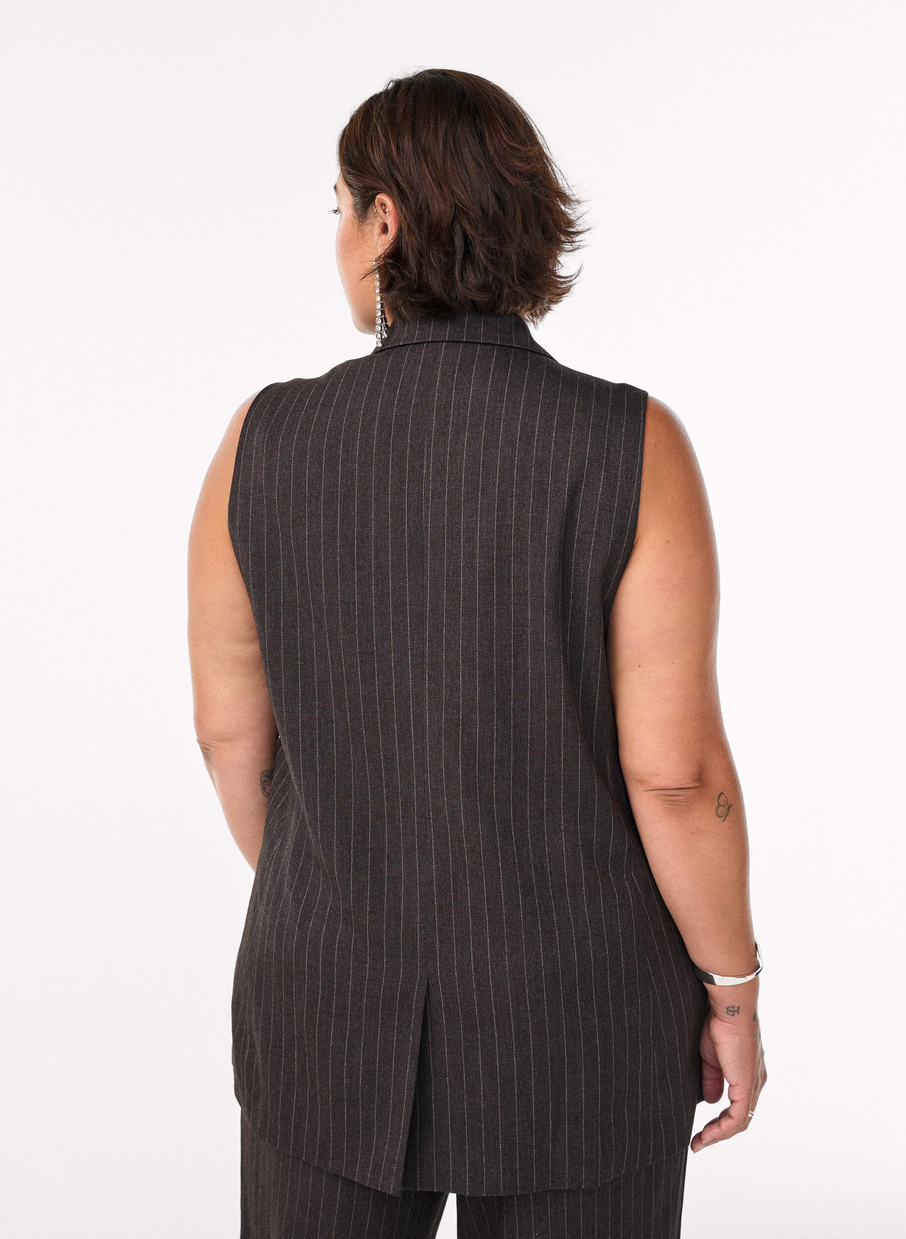 Zizzi Gilet &agrave; fines rayures avec revers, Marron, Model image number 2