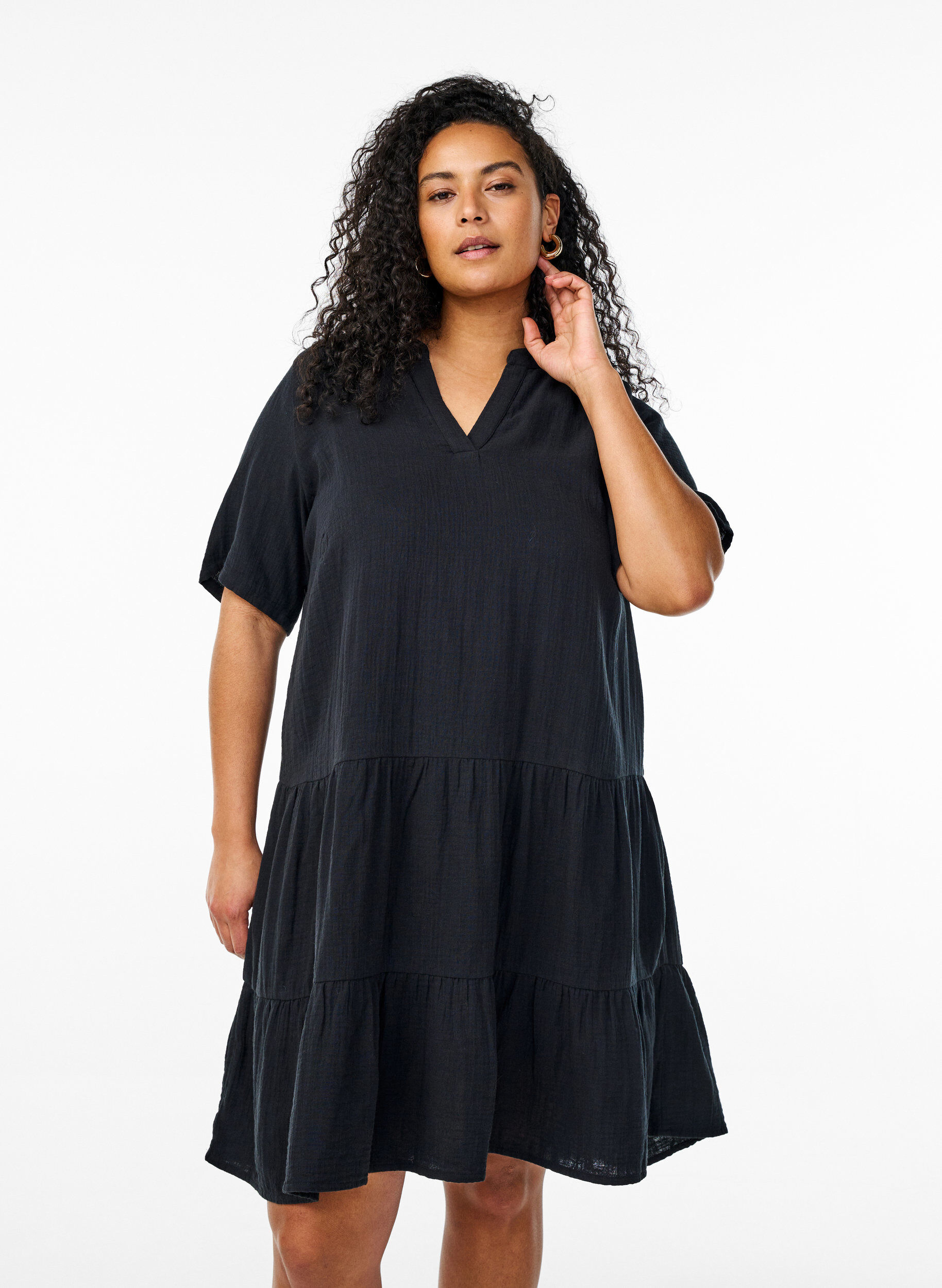 Robe courte &eacute;vas&eacute;e en mousseline de coton, Noir, Model