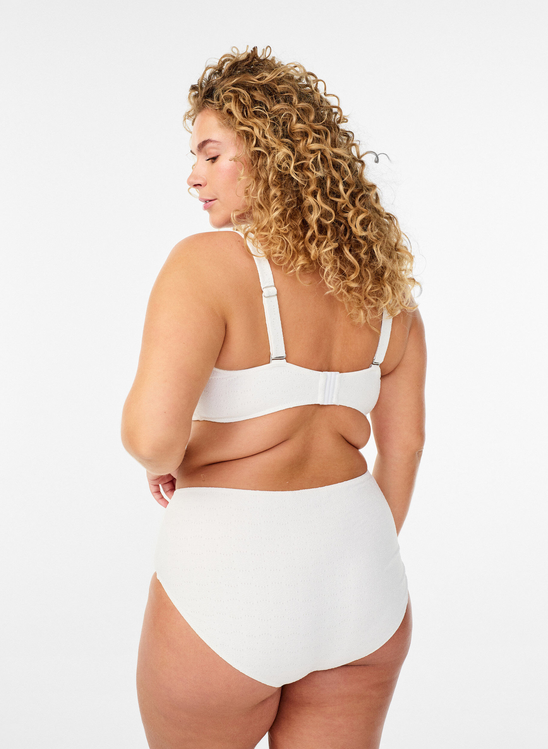 Zizzi Haut de bikini bandeau avec motif textur&eacute; et bretelles amovibles, Blanc, Model image number 2