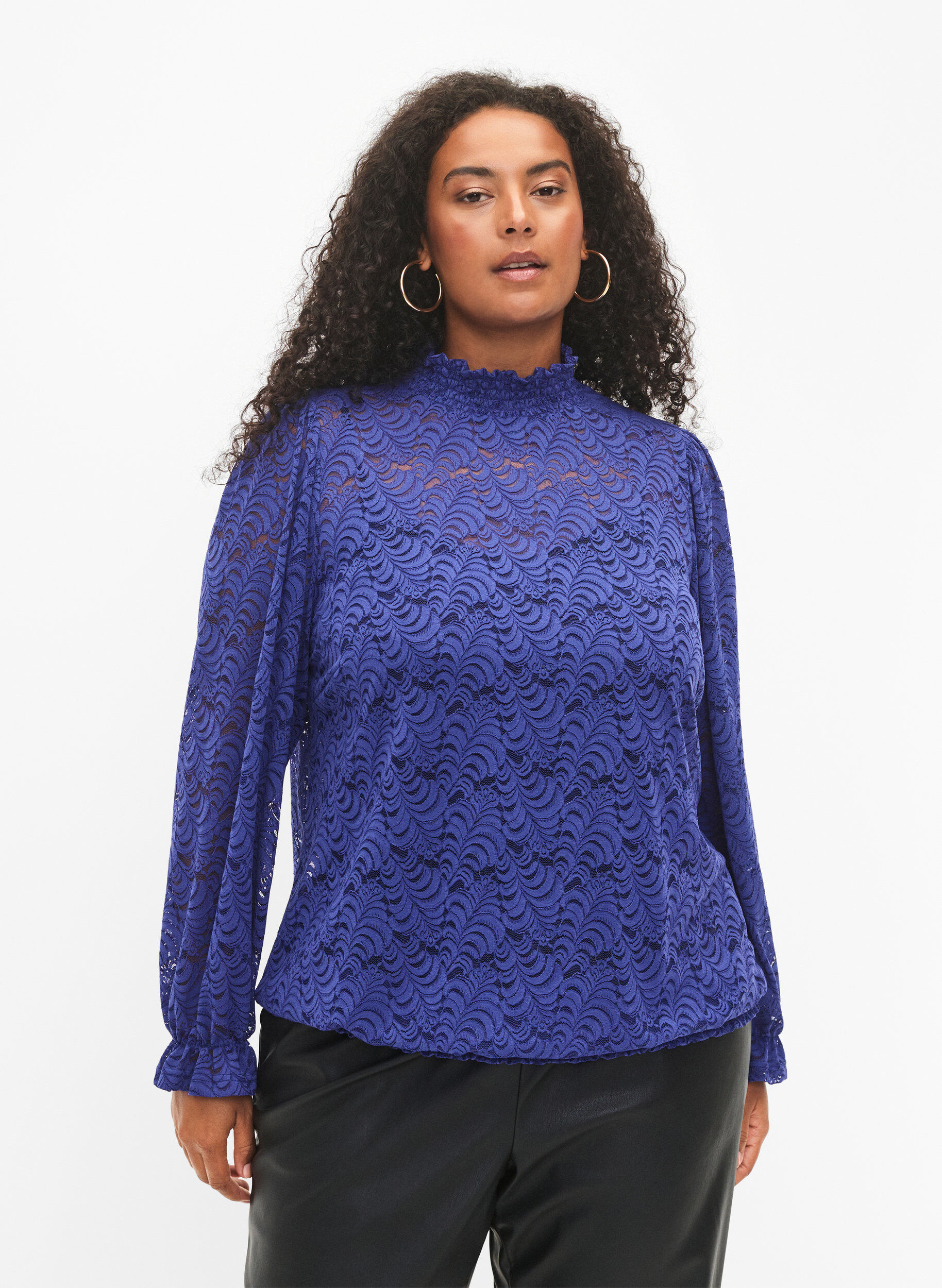 Zizzi Blouse &agrave; manches longues en dentelle avec smocks, Deep Ultramarine, Model image number 0