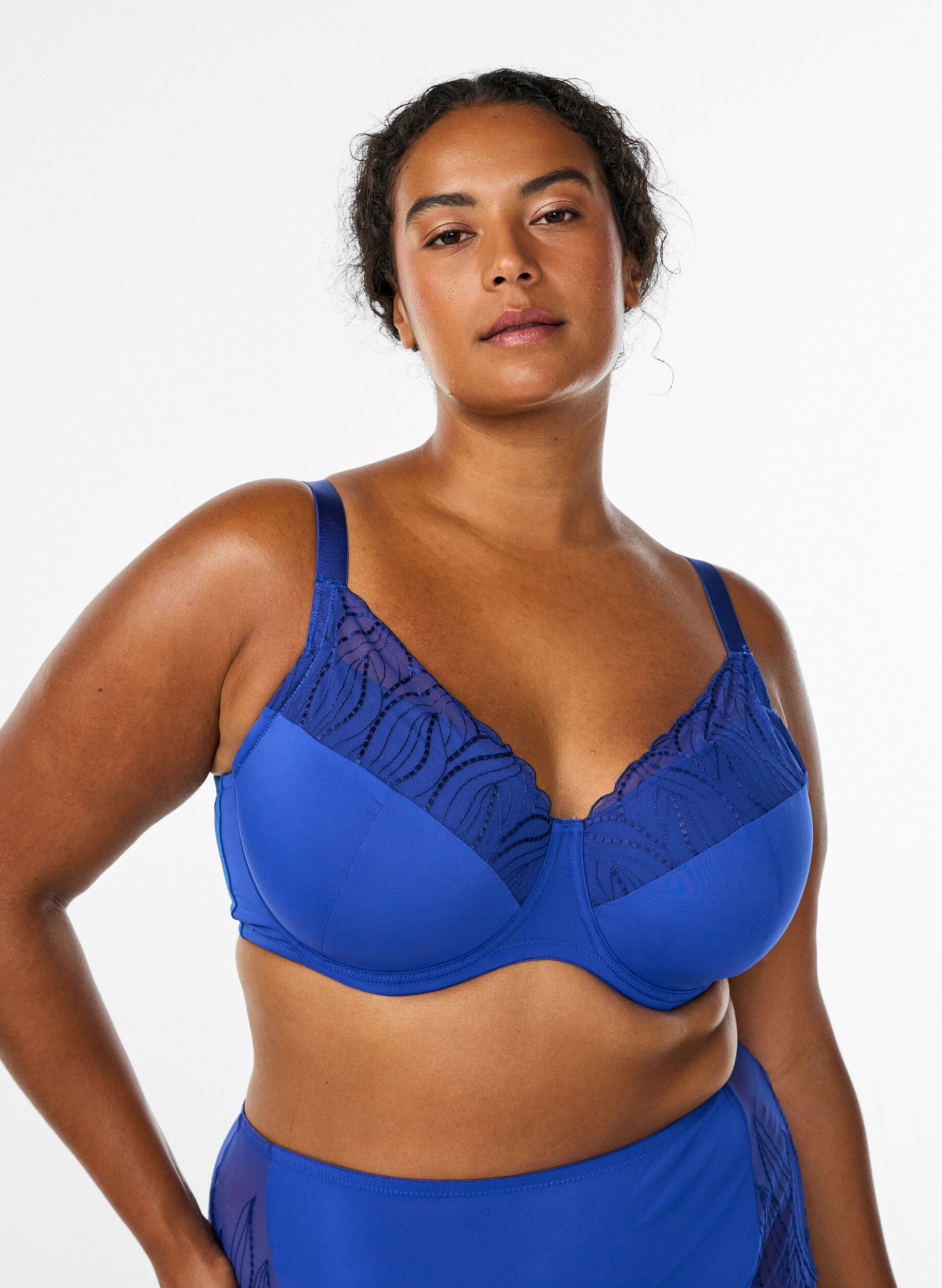 Soutien-gorge avec bonnets rembourr&eacute;s et maille brod&eacute;e, Bleu, Model