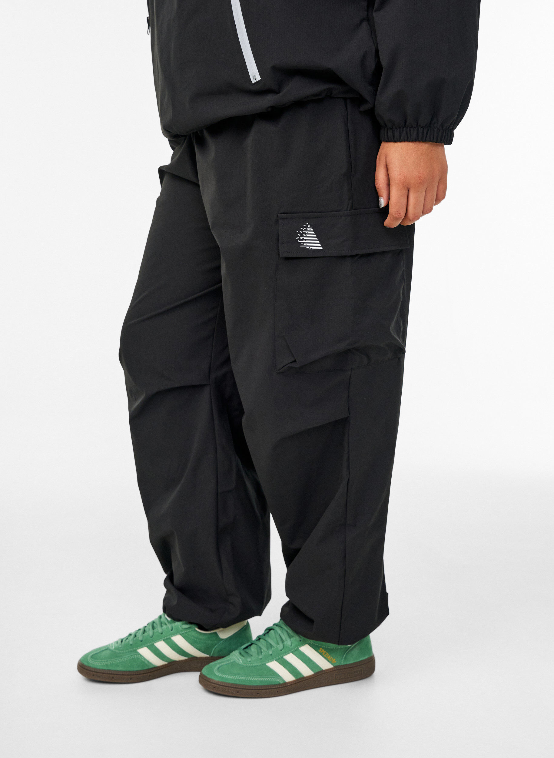 Zizzi Pantalon de jogging avec poches cargo, Noir, Model image number 2