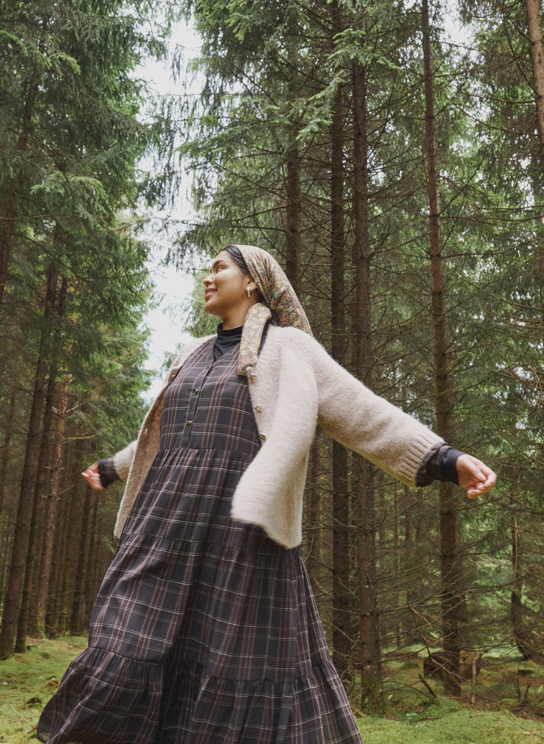 Robe midi &agrave; carreaux avec une jupe &agrave; volants