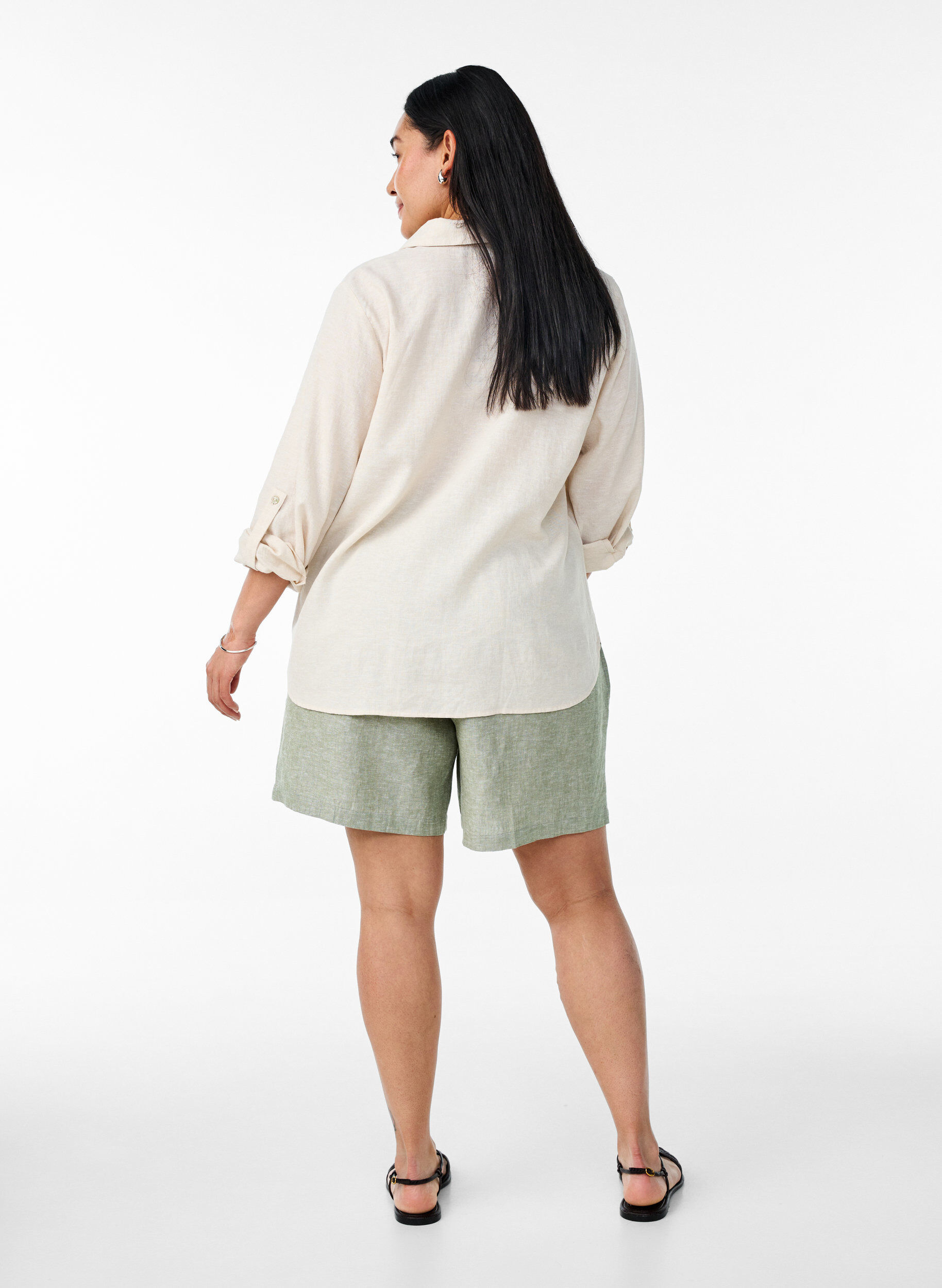 Zizzi Shorts amples en lin et viscose, Vert, Model image number 2