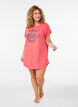 Chemise de nuit &agrave; manches courtes avec imprim&eacute; texte, Rouge, Model image number 1
