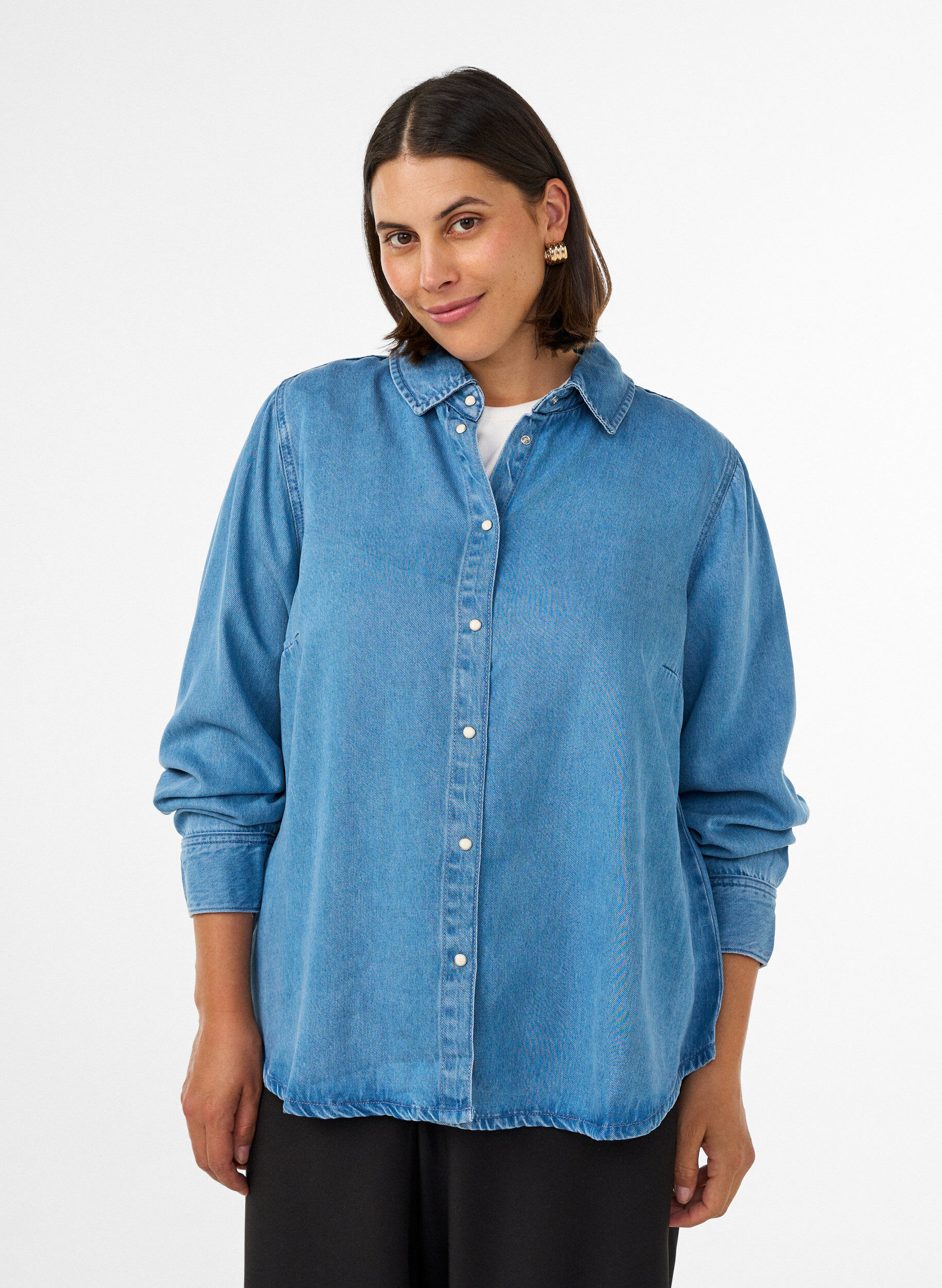 Chemise en jean en lyocell avec boutons-pression, Bleu Clair, Model