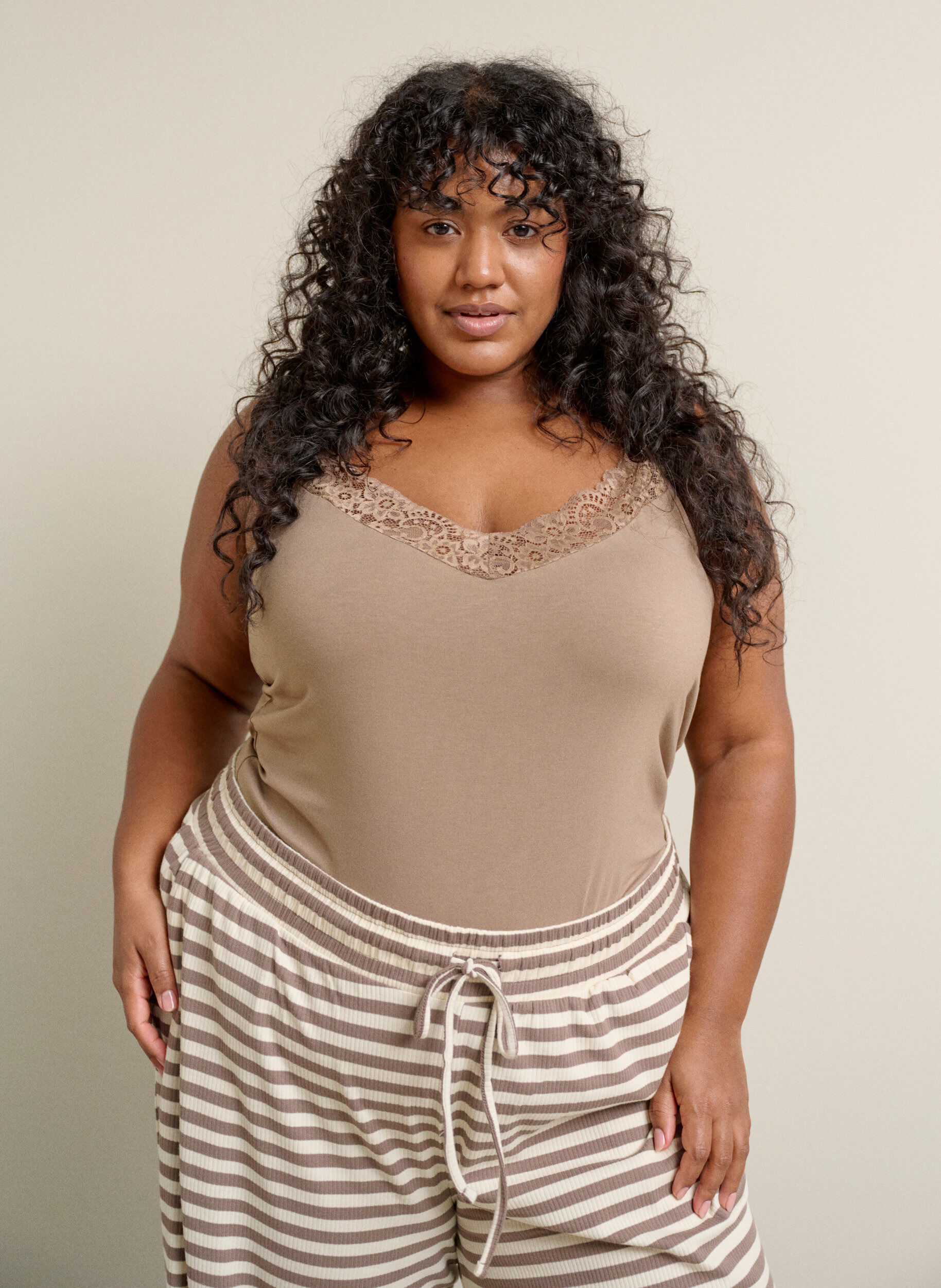 ZizziTop en viscose avec bord en dentelle, Beige, Image image number 0
