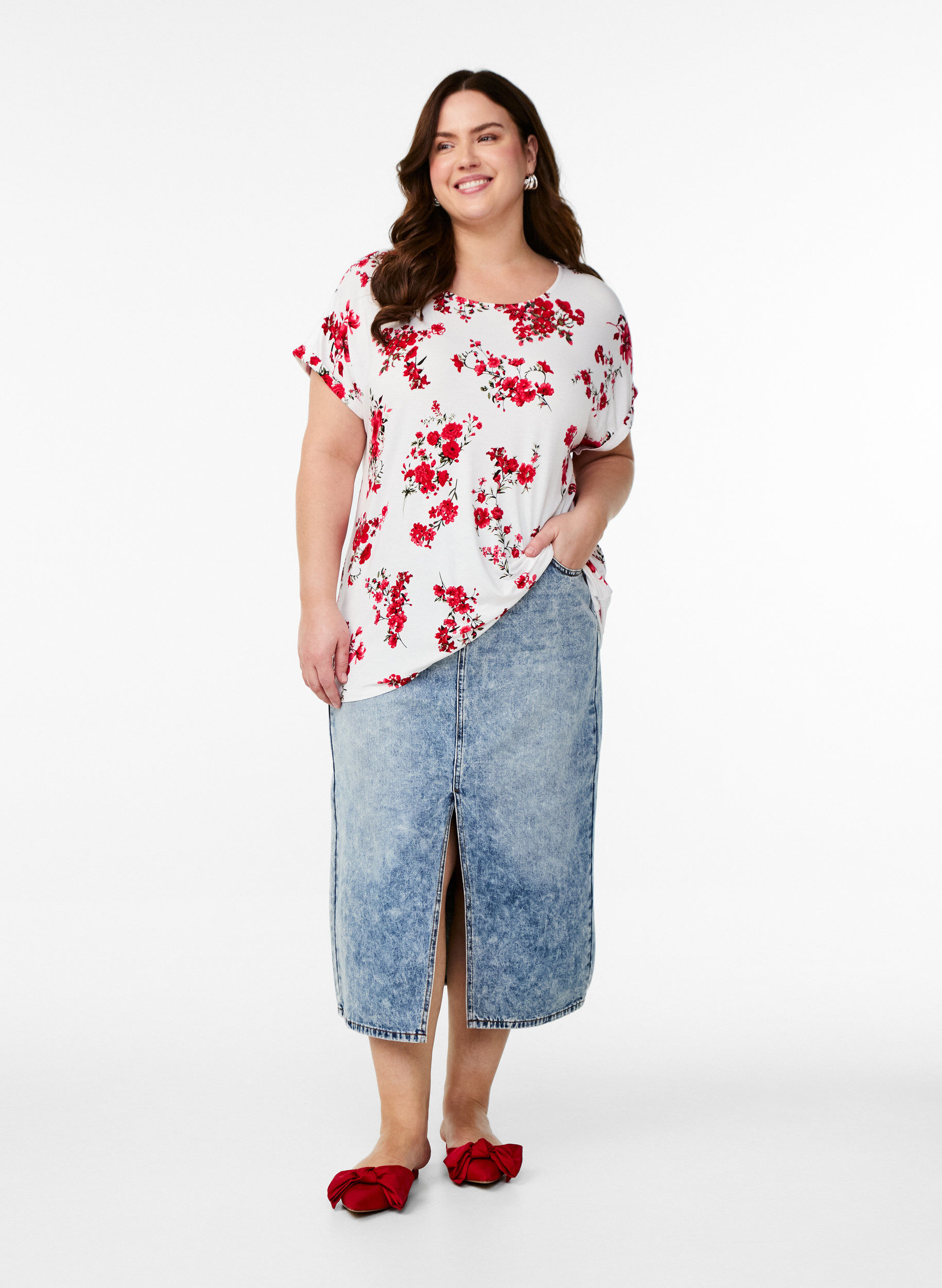 Zizzi T-shirt avec imprim&eacute; floral, Rouge, Model image number 1