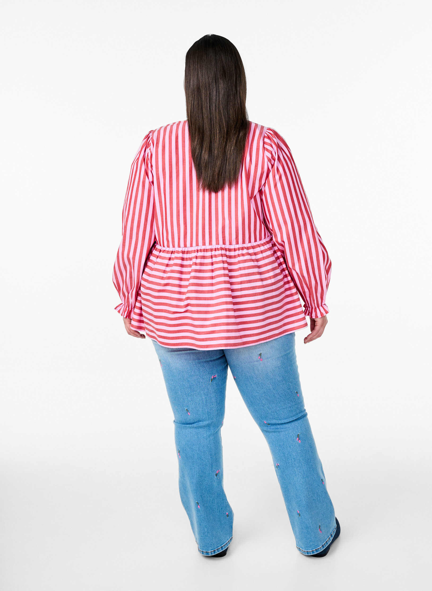 Zizzi Jeans bootcut avec des fleurs brod&eacute;es, Bleu Clair, Model image number 1