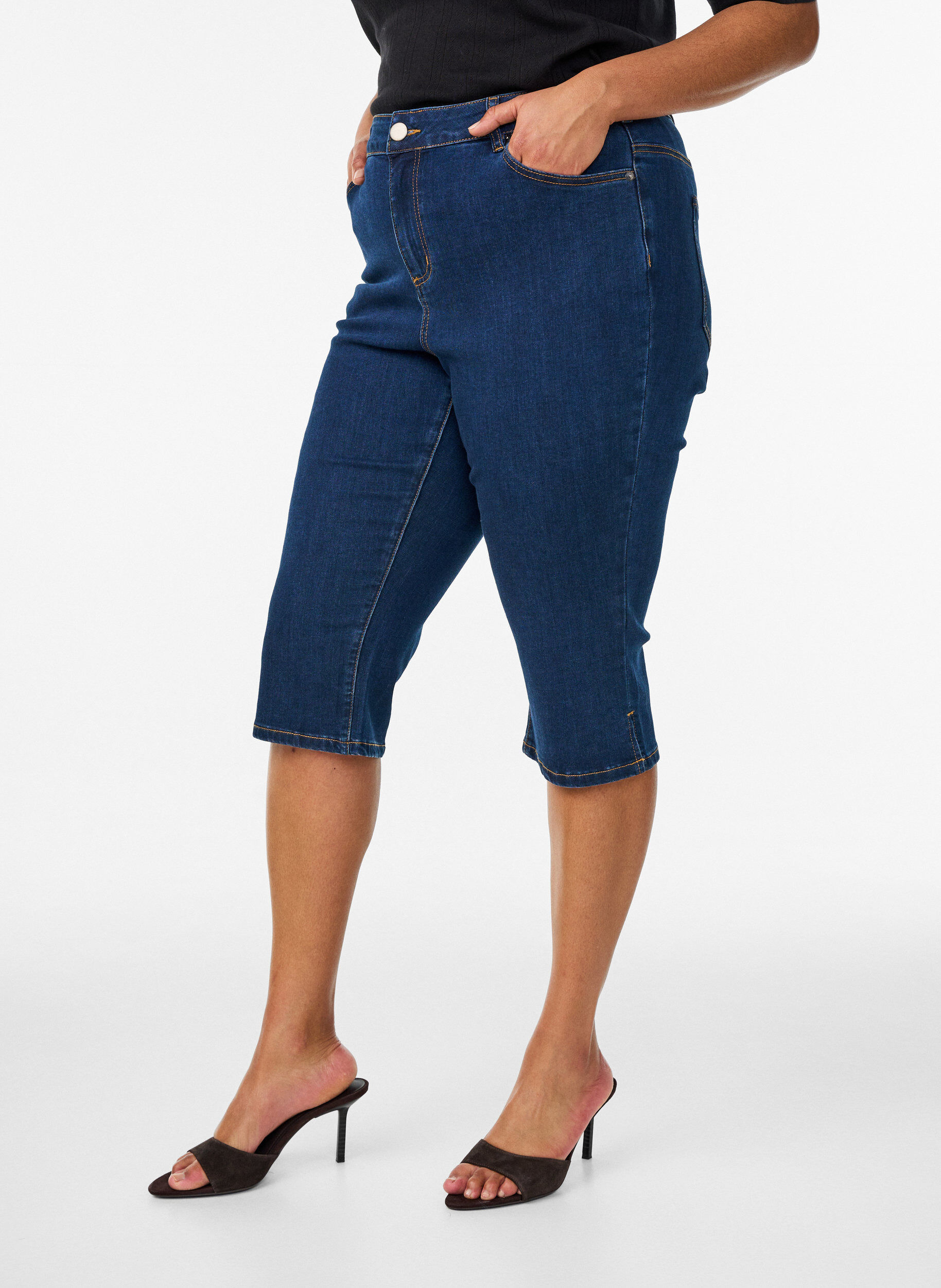 Zizzi Capri slim taille haute en denim stretch, Bleu, Model image number 2