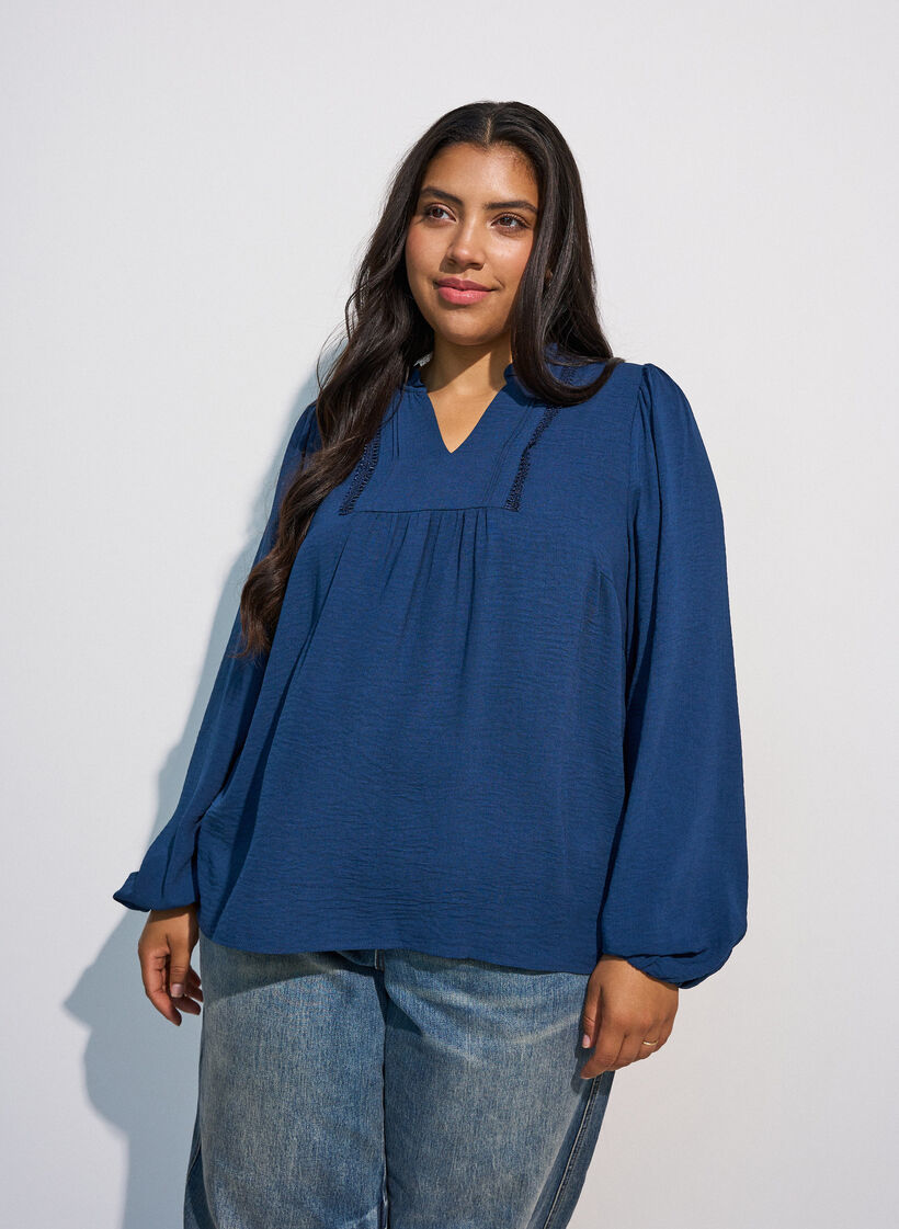 Blouse avec col en V et bande en crochet, Bleu, Model image number 0