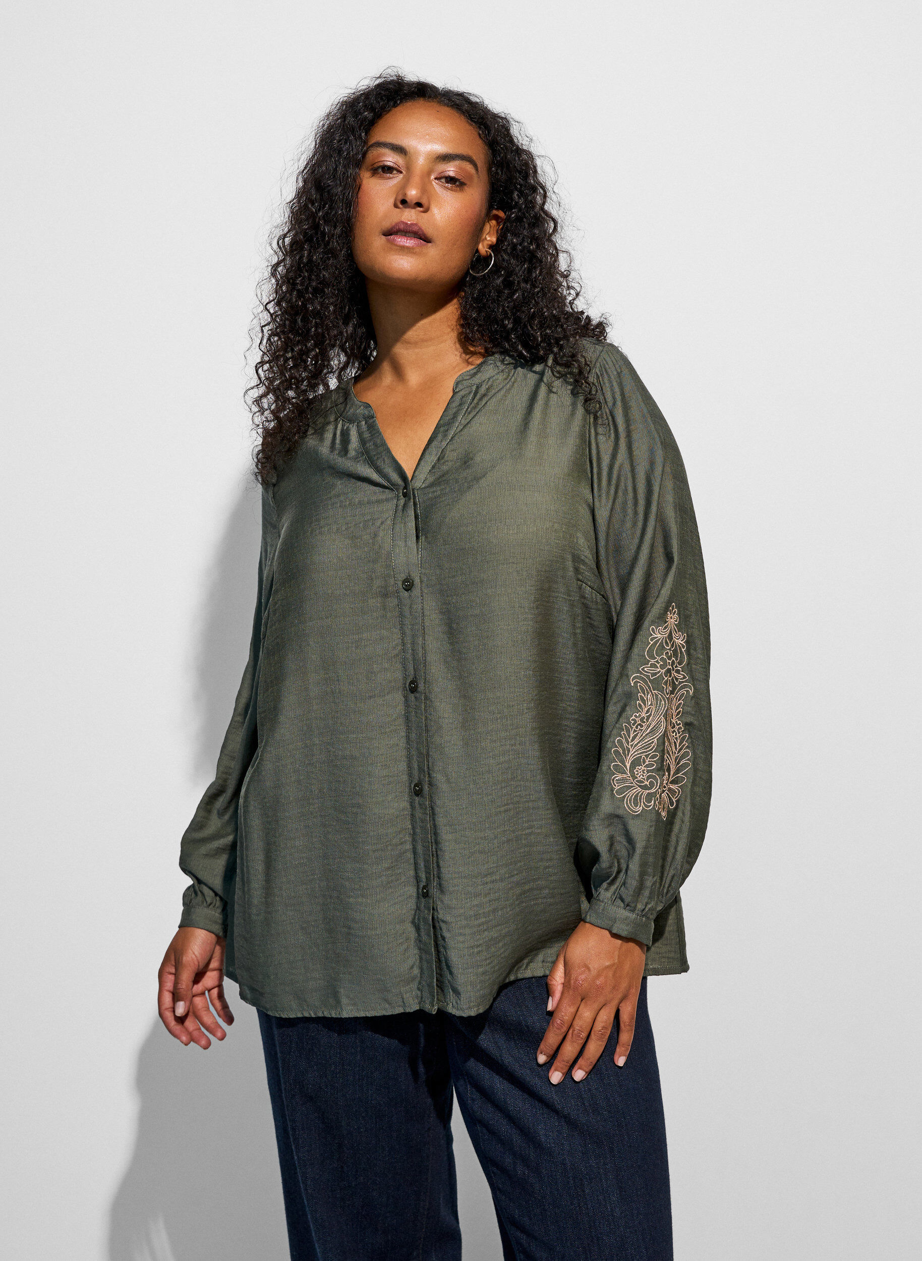 ZizziChemise en viscose avec manches brod&eacute;es, Vert, Model image number 0