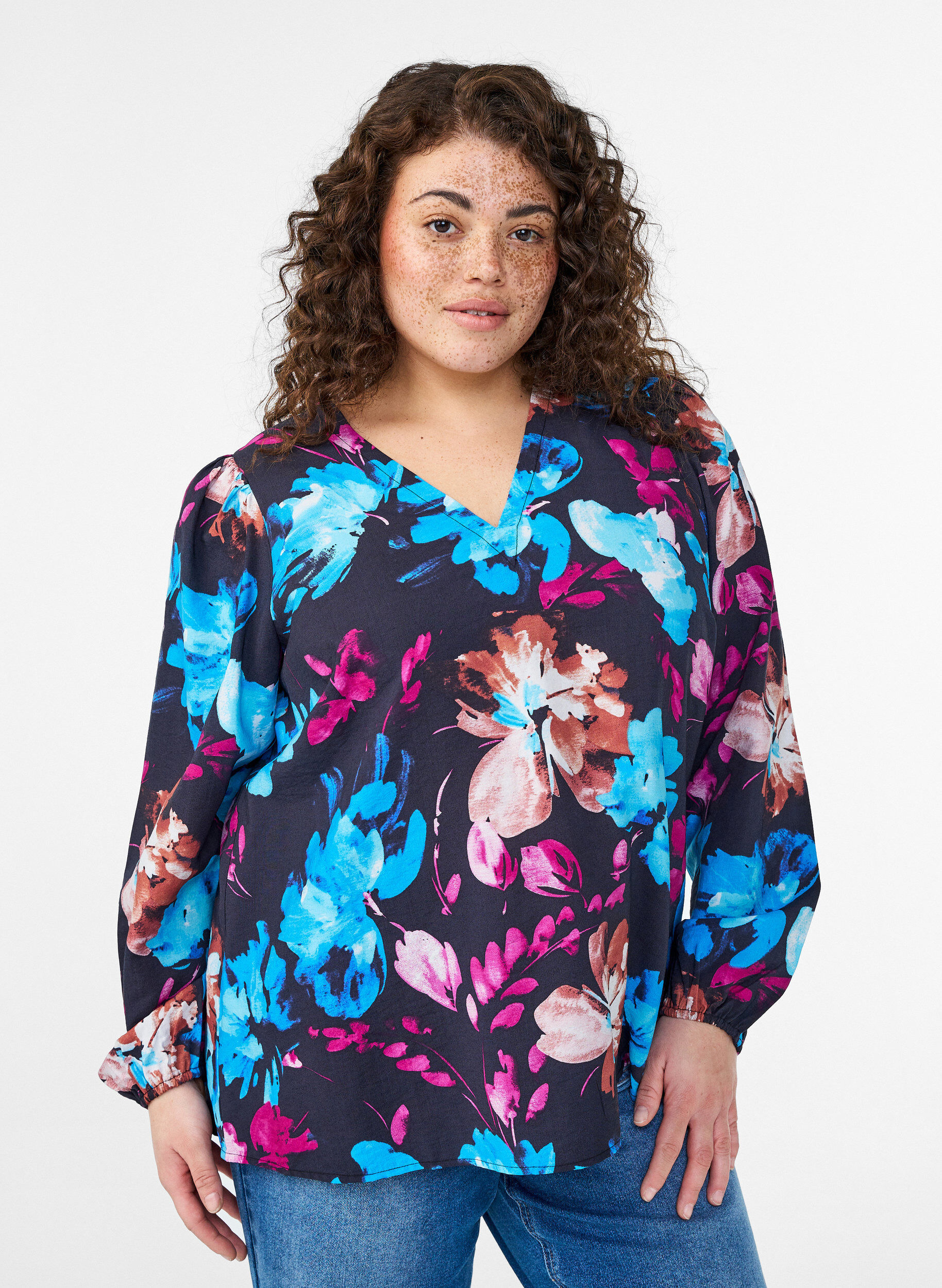 Zizzi Blouse en viscose avec imprim&eacute; floral et manches longues, Noir, Model image number 0