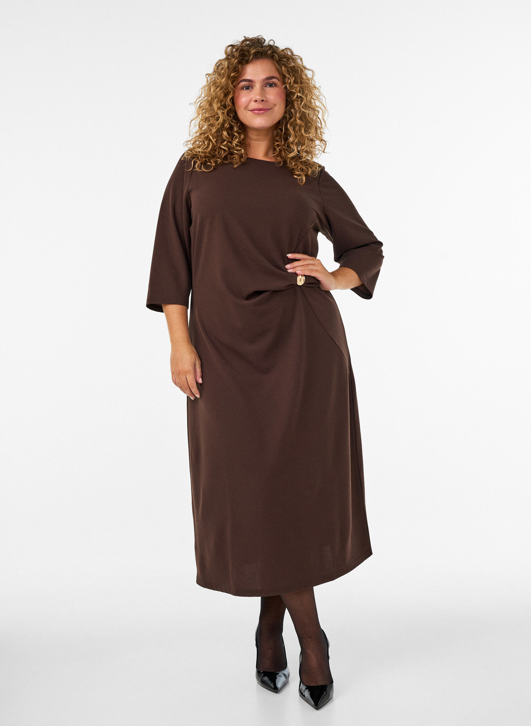 ZizziRobe en jersey avec drap&eacute; et boucle d&eacute;corative, Marron, Model image number 0