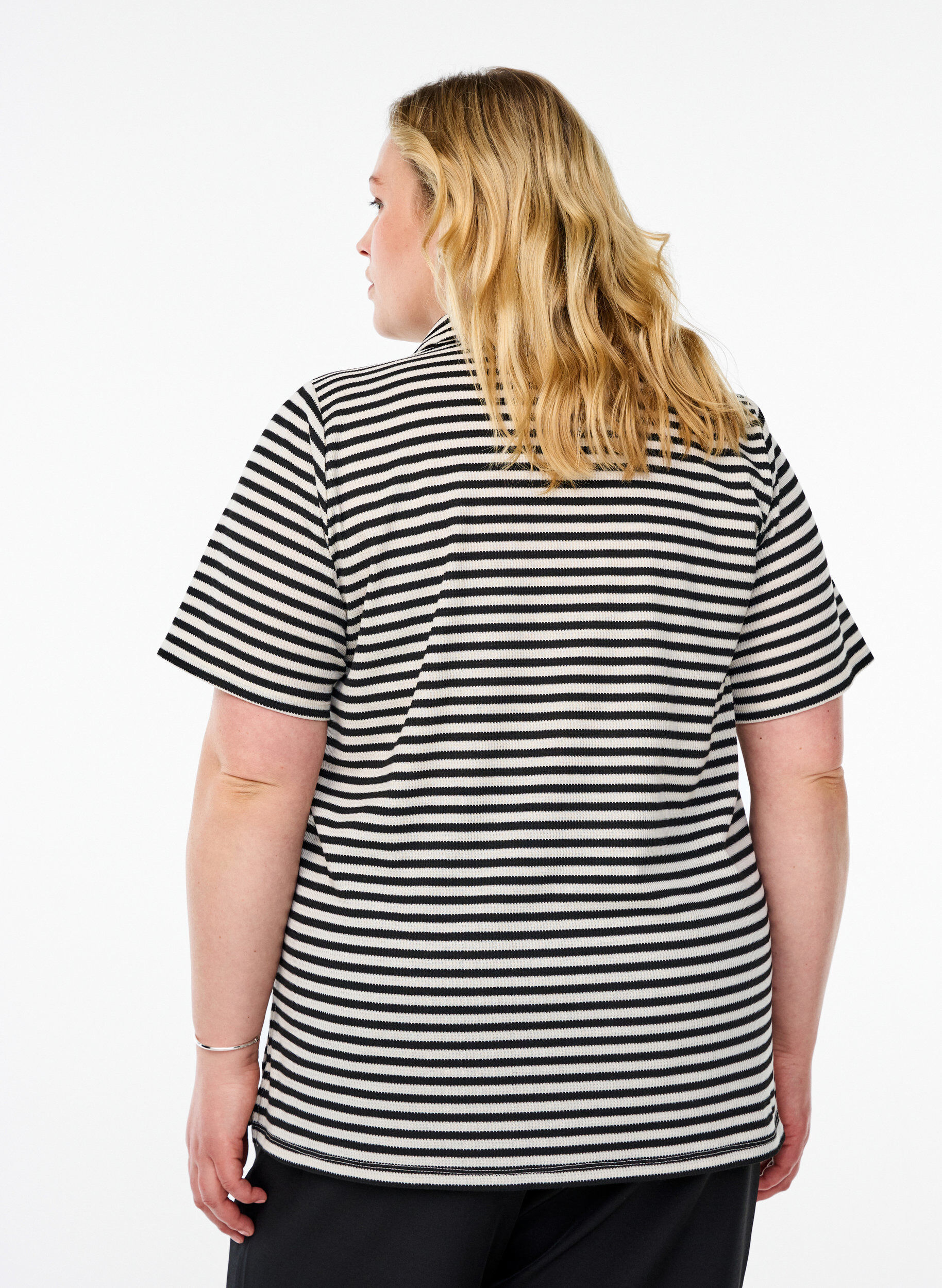 Zizzi Polo &agrave; manches courtes avec des rayures, Noir, Model image number 2