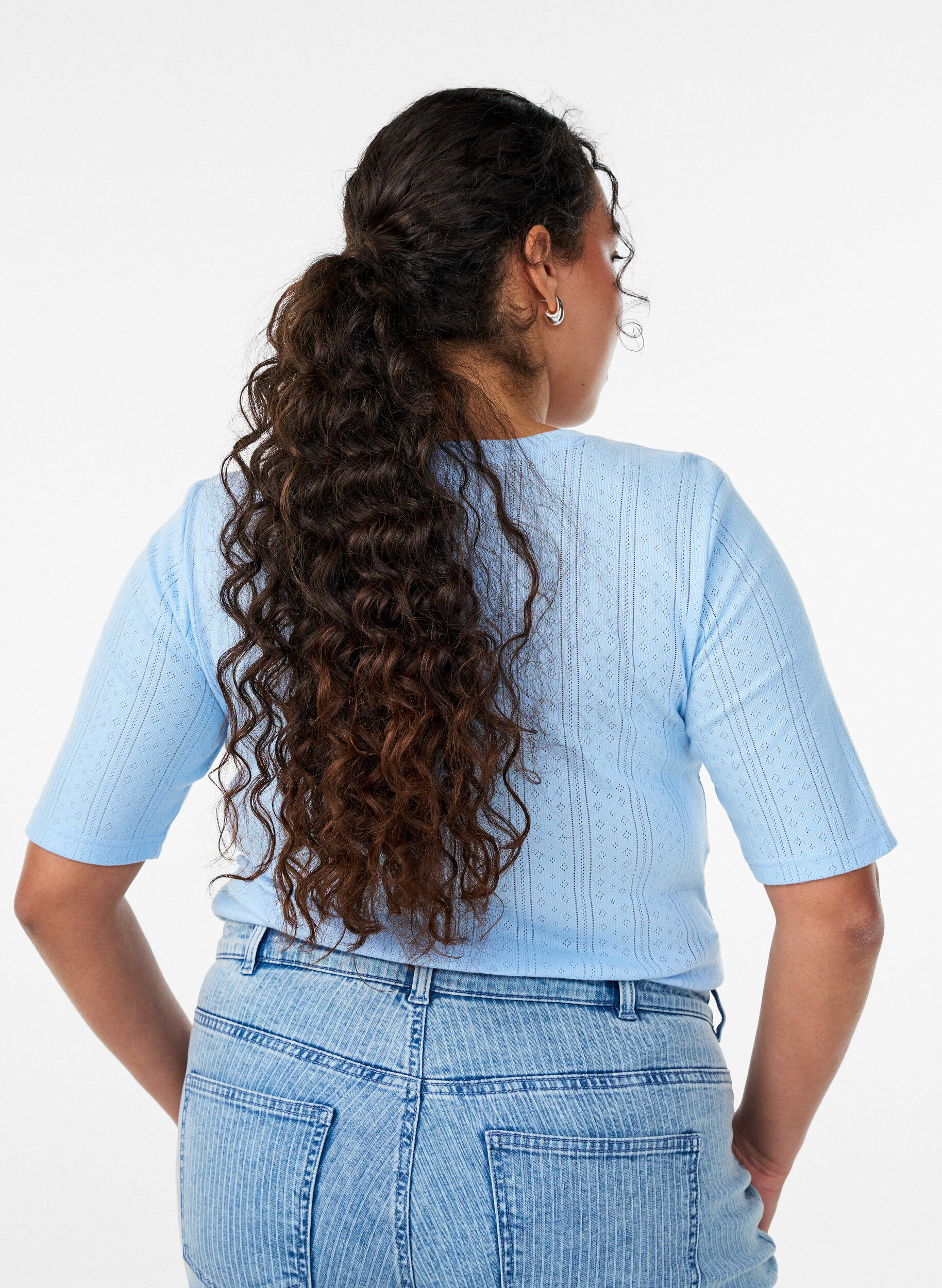 Zizzi T-shirt en coton avec broderie ajour&eacute;e, Bleu Clair, Model image number 2