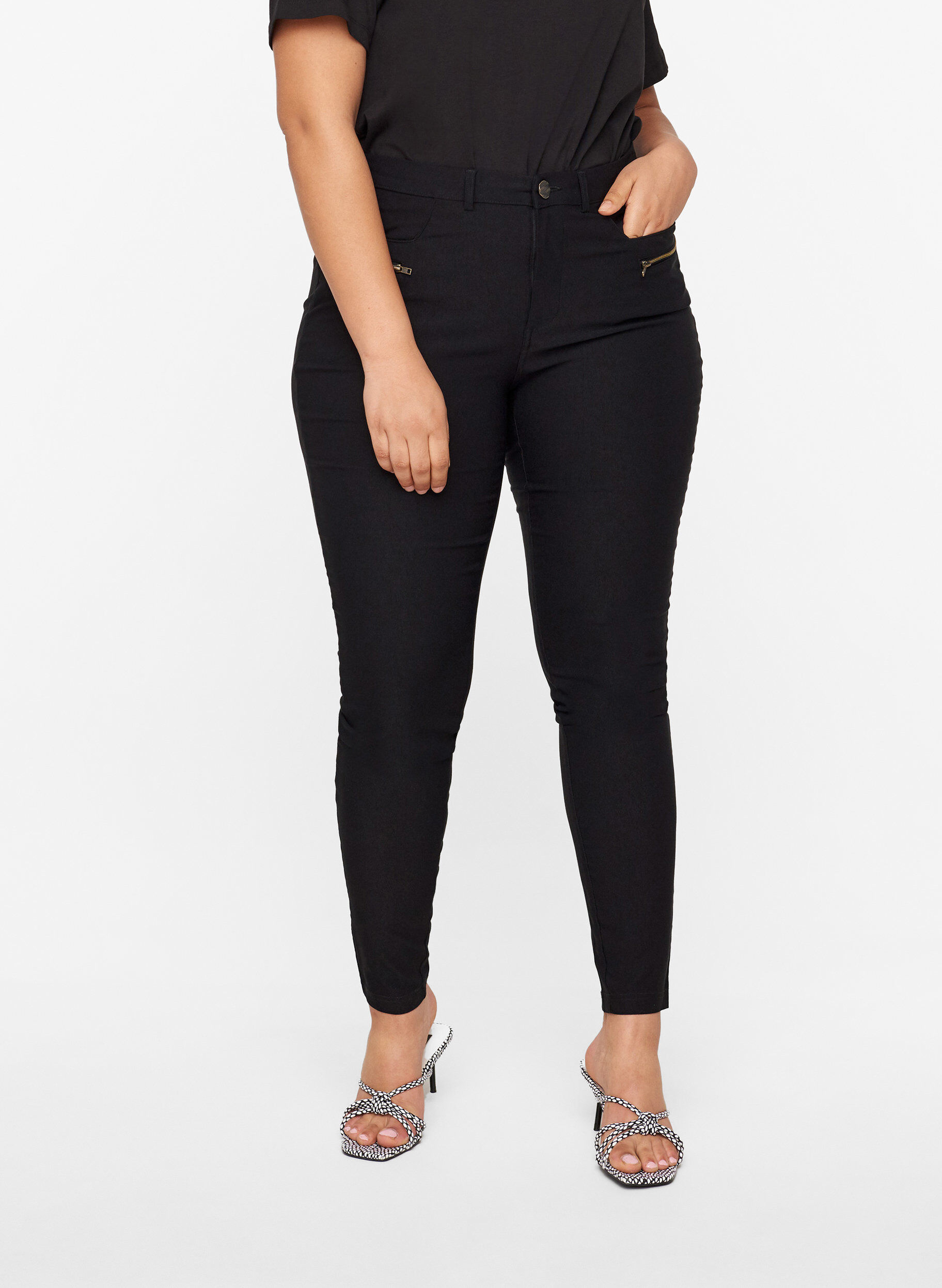 Zizzi Pantalon moulant avec d&eacute;tails de fermetures &eacute;clairs , Noir, Model image number 4