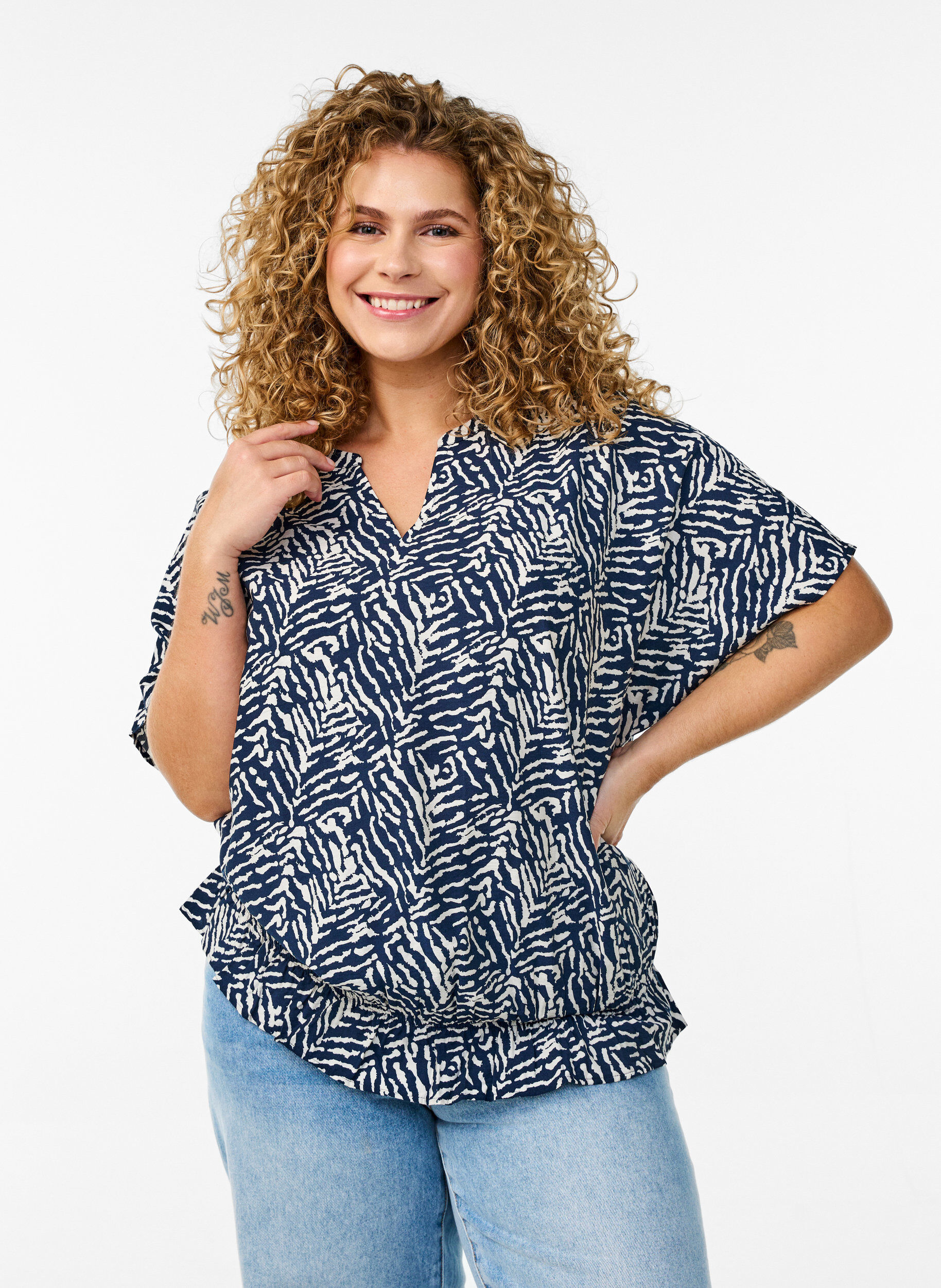 Zizzi Blouse &agrave; manches courtes et ourlet volant&eacute;, Bleu, Model image number 0