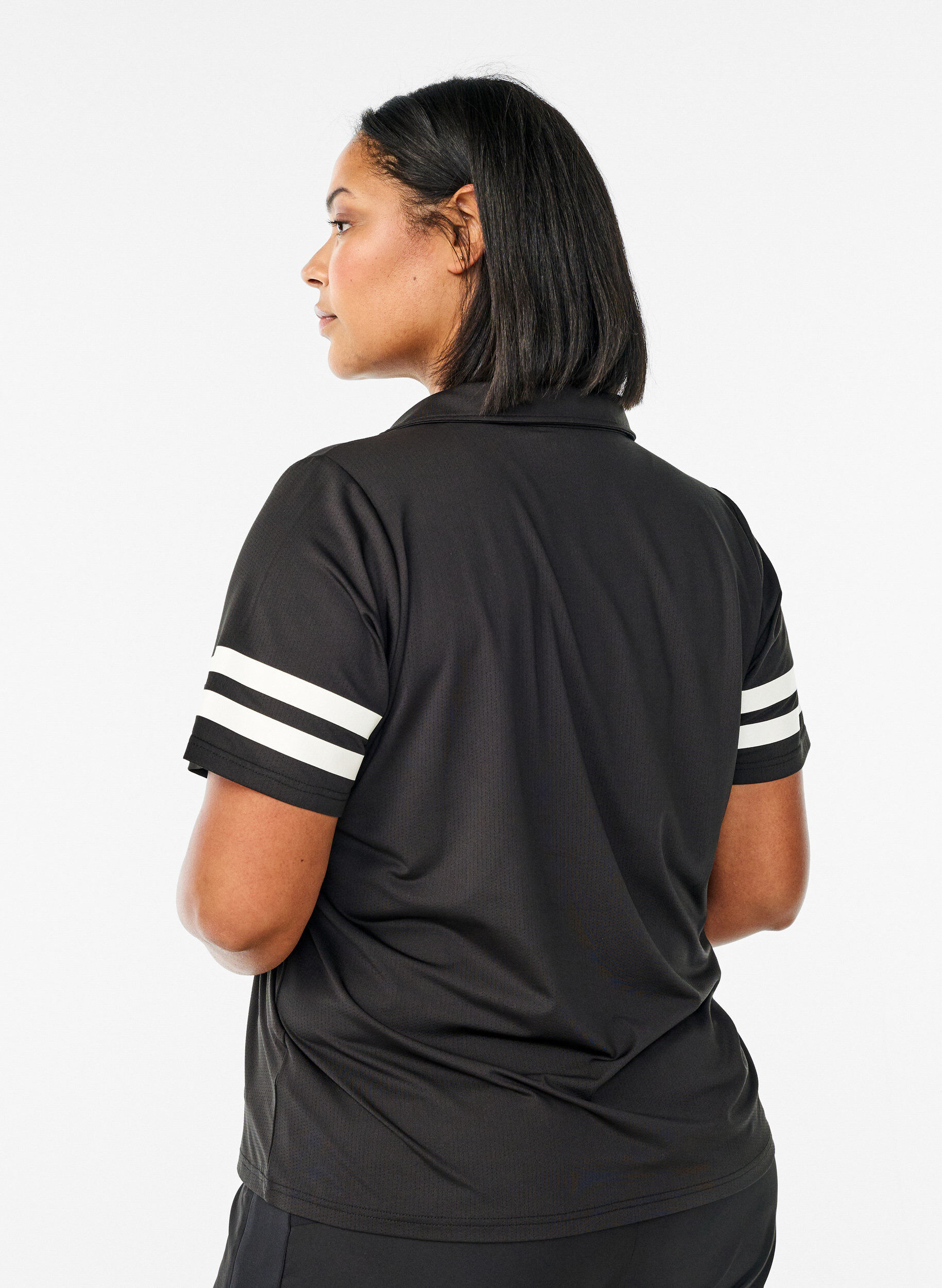 Zizzi Polo sportif avec d&eacute;tails &agrave; rayures, Noir, Model image number 2