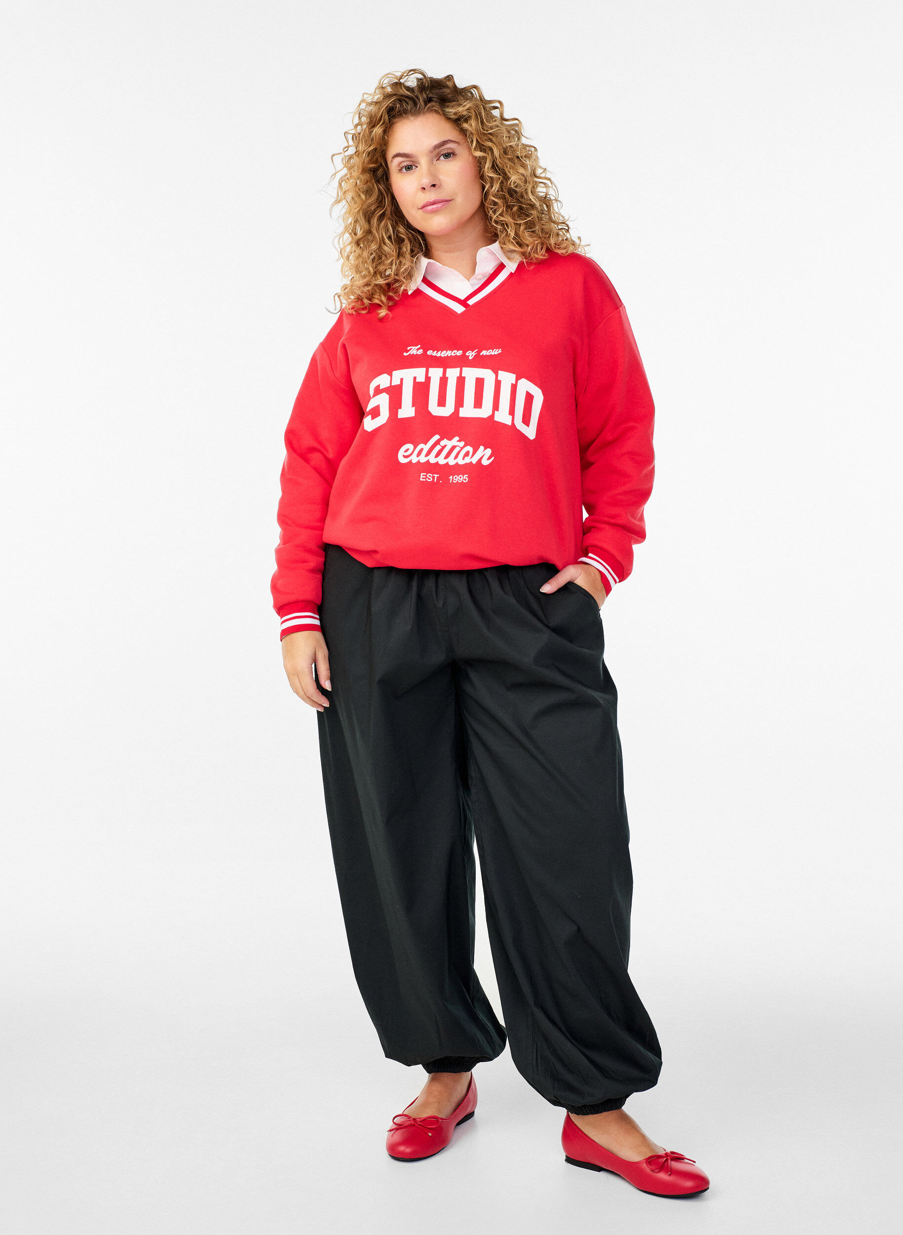 Zizzi Pantalon ballon avec poches et ceinture &eacute;lastique, Noir, Model image number 1