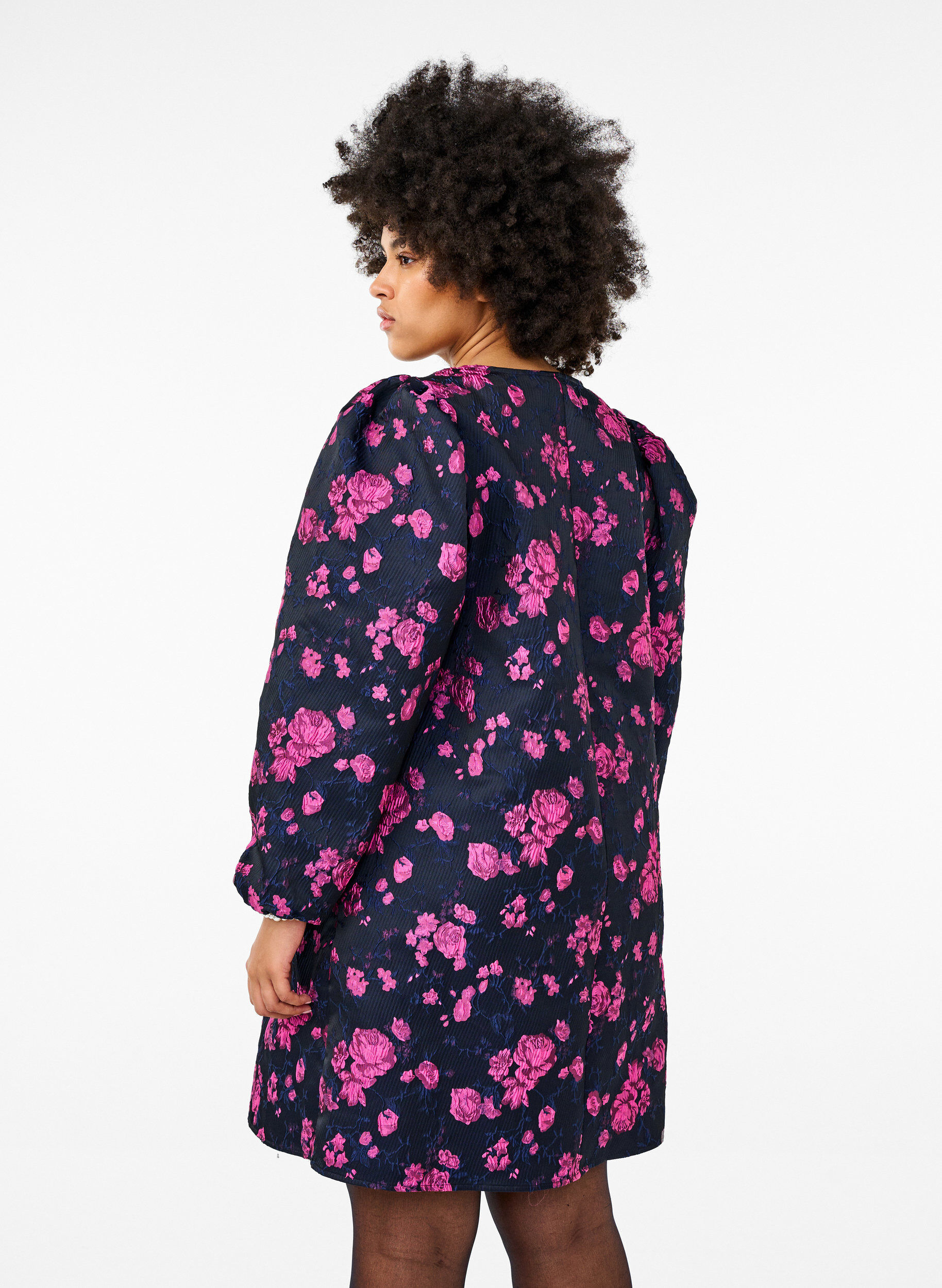 Zizzi Robe courte en jacquard et &agrave; manches longues, Black w. Red Rose, Model image number 1