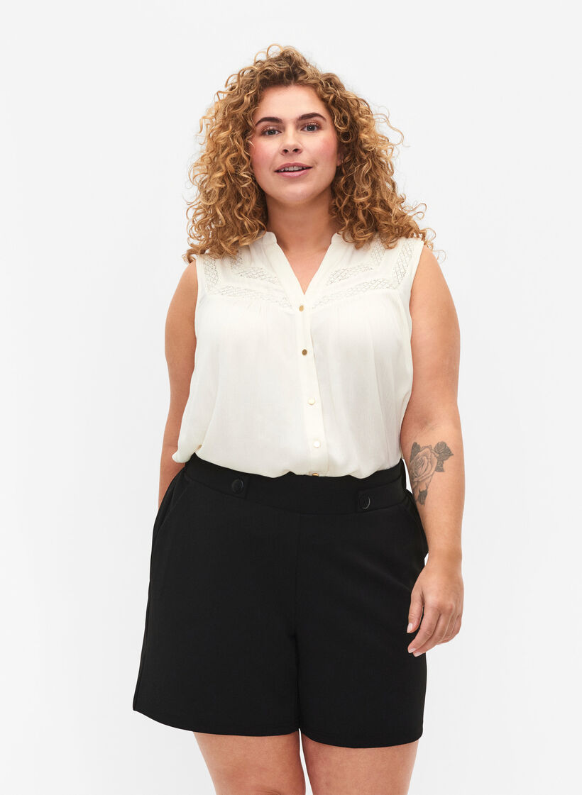 Short avec poches et coupe ample, Noir, Model image number 0