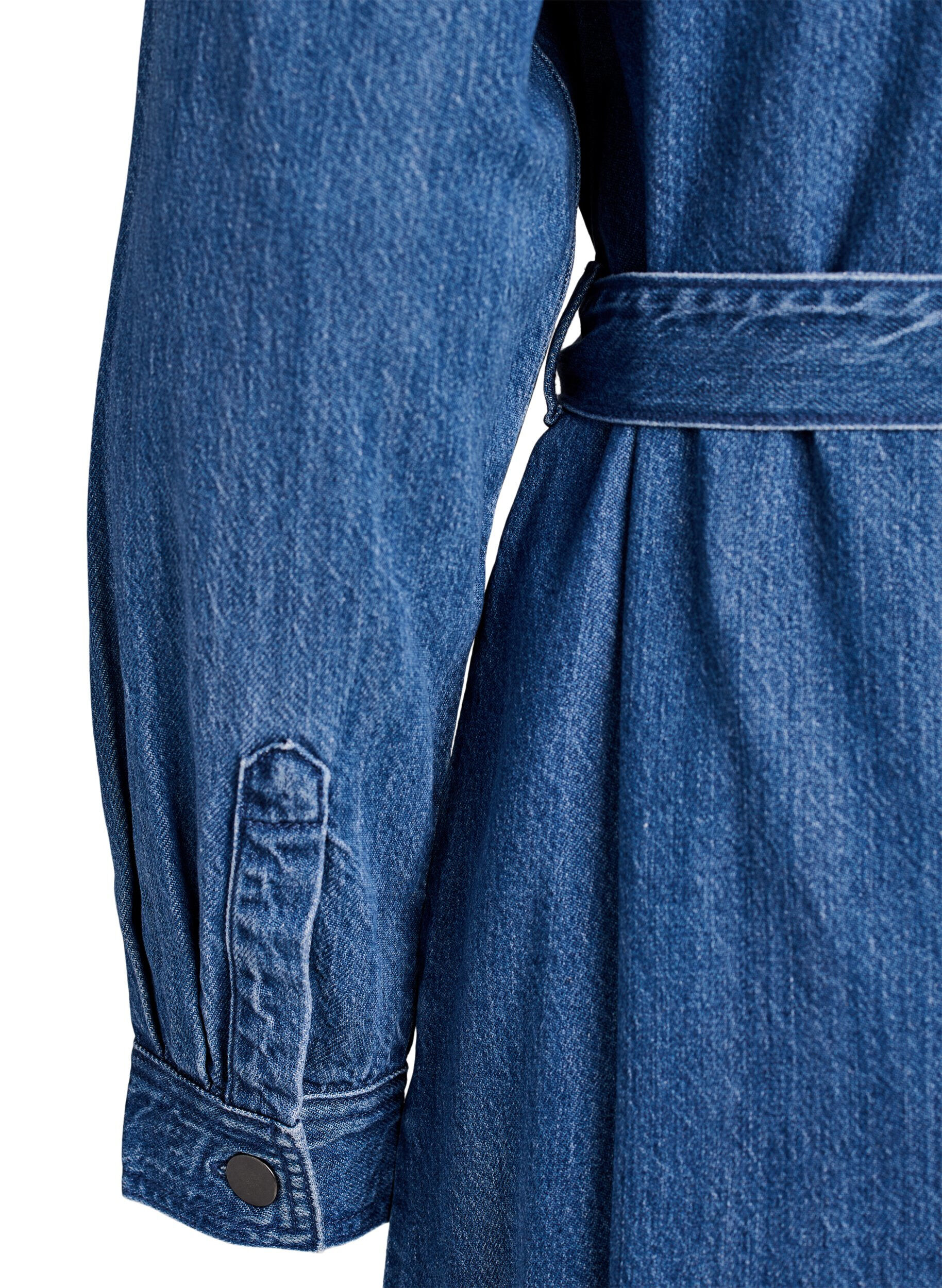 Zizzi Robe chemise en denim avec ceinture &agrave; nouer et poches lat&eacute;rales, Bleu, Packshot image number 3