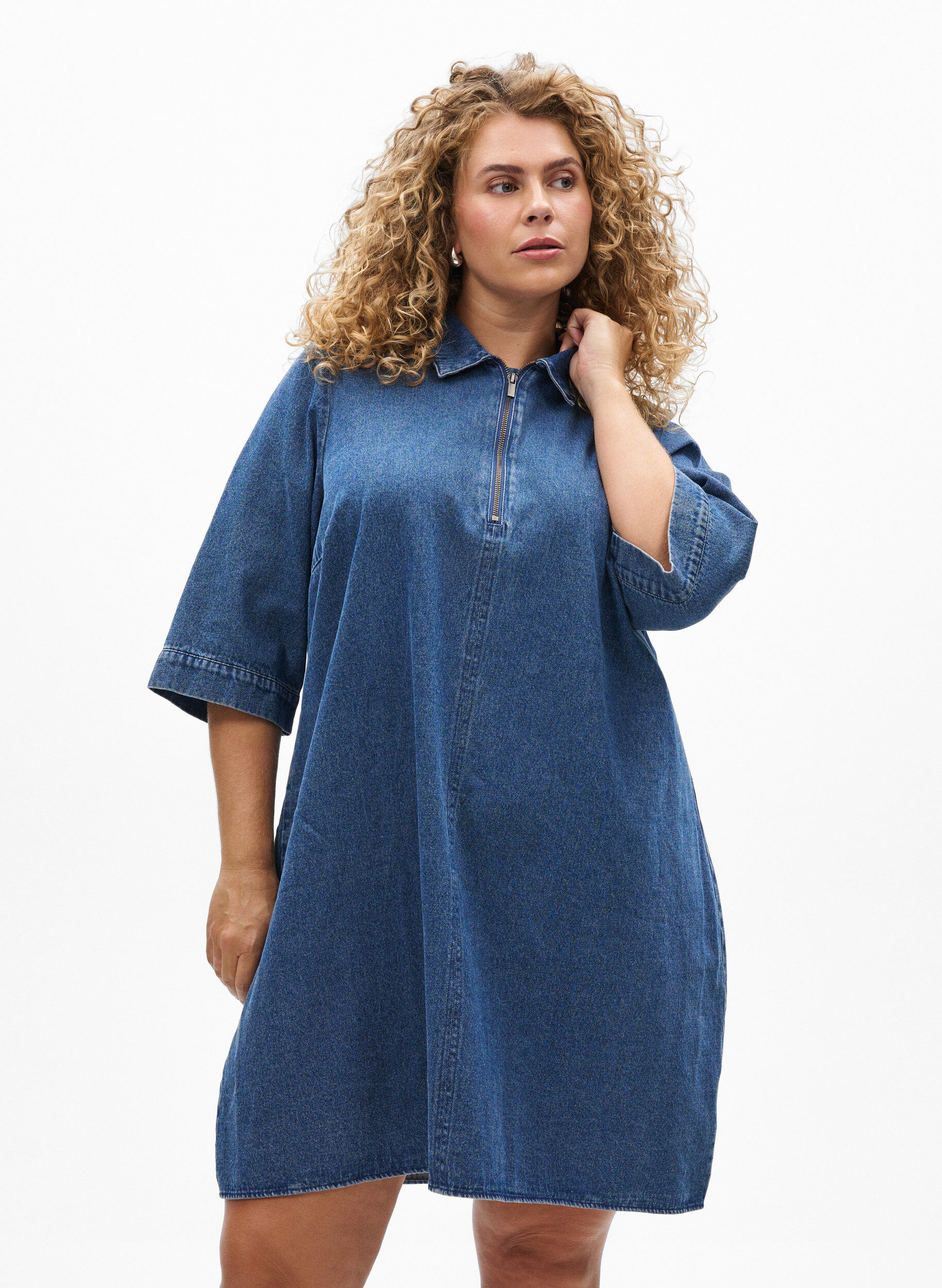 Petite robe en jean avec fermeture &eacute;clair et manches 3/4, Bleu, Model