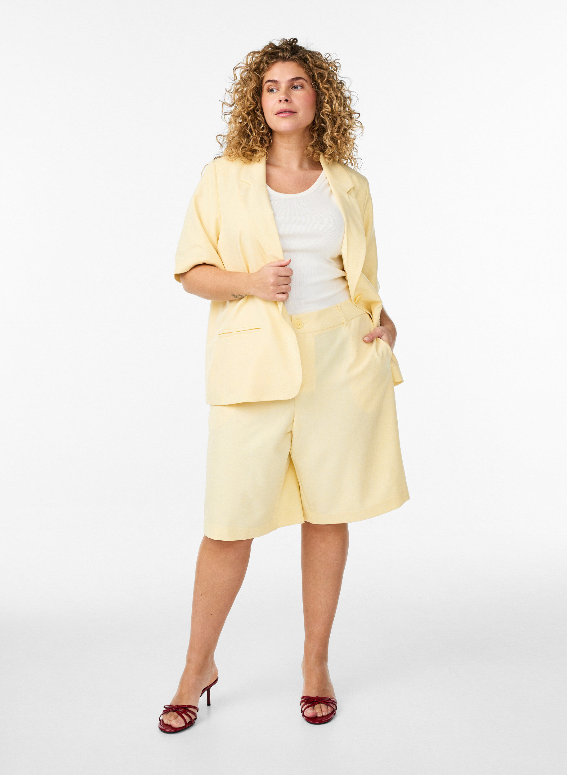 Zizzi Short bermuda ample &agrave; taille haute, Jaune clair, Model image number 1