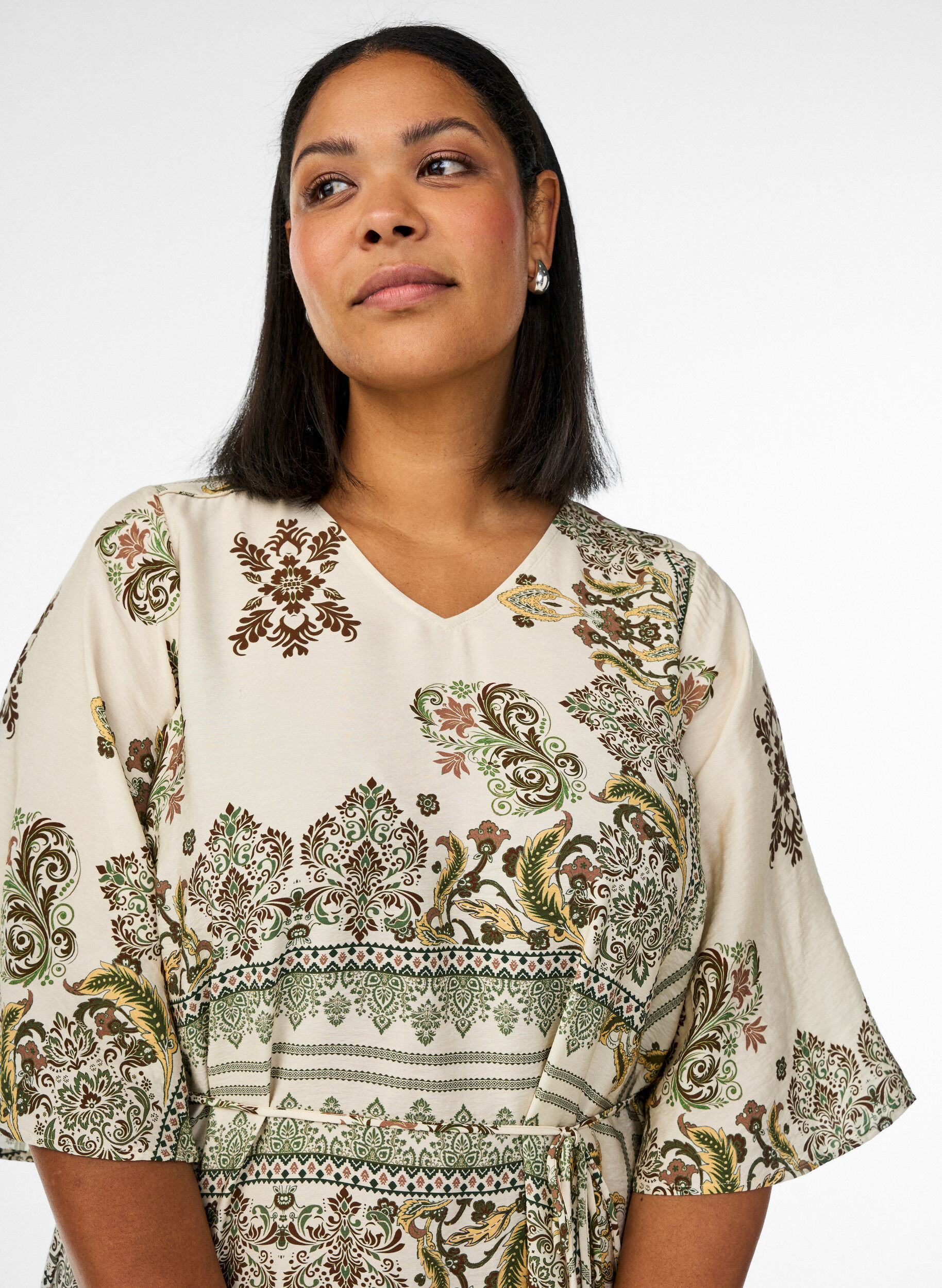 Zizzi Robe midi imprim&eacute;e en viscose avec ceinture &agrave; nouer, Vert, Model image number 2