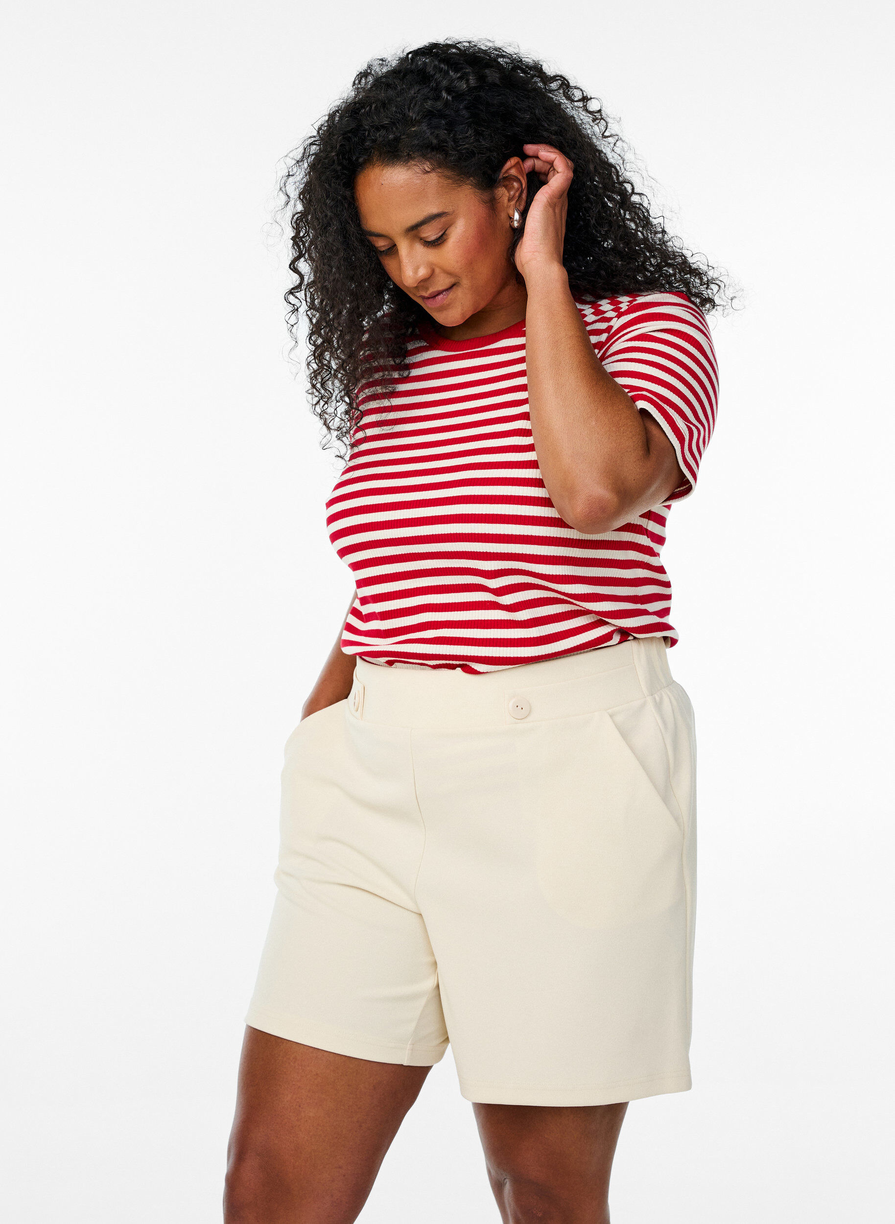 ZizziShort avec poches et coupe ample, Beige, Model image number 0