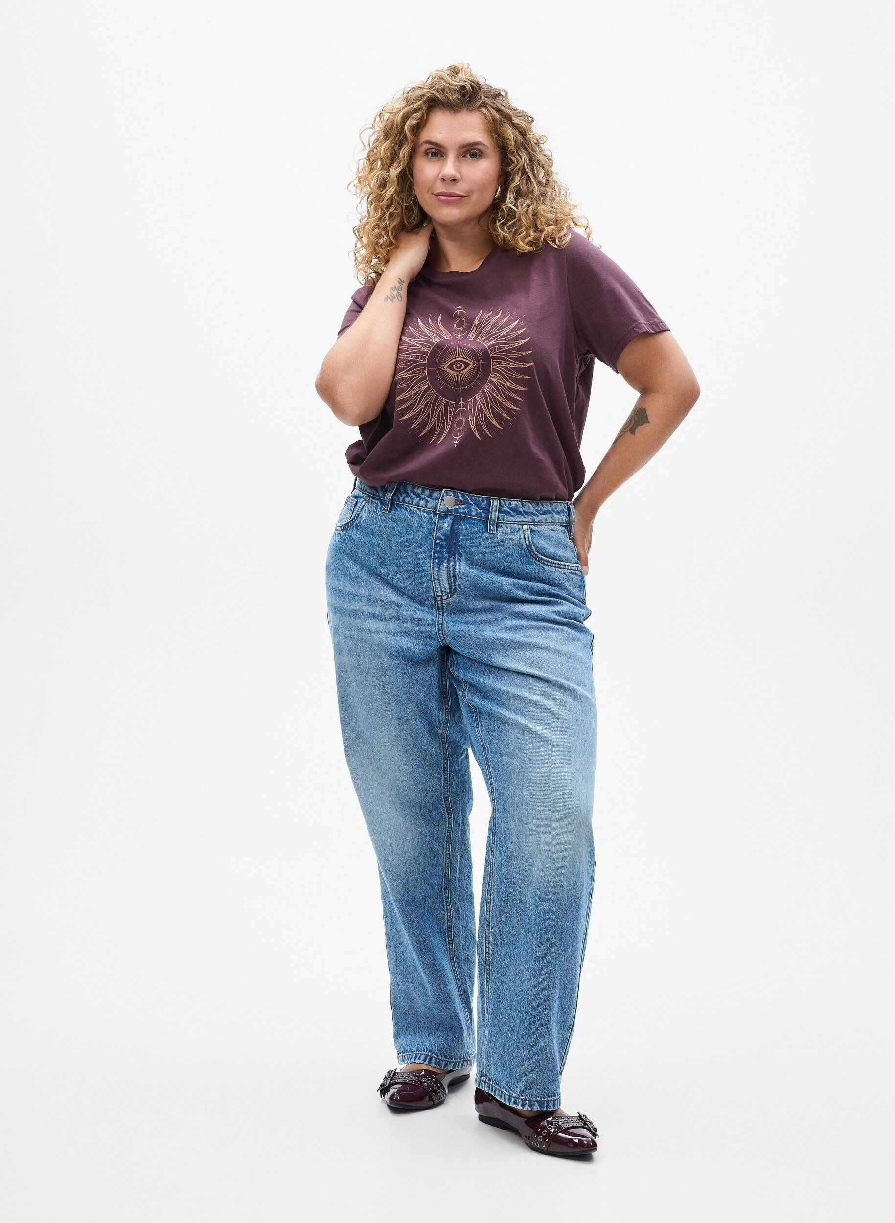 Zizzi T-shirt en coton avec imprim&eacute; sur le devant, Bordeaux fonc&eacute;, Model image number 1