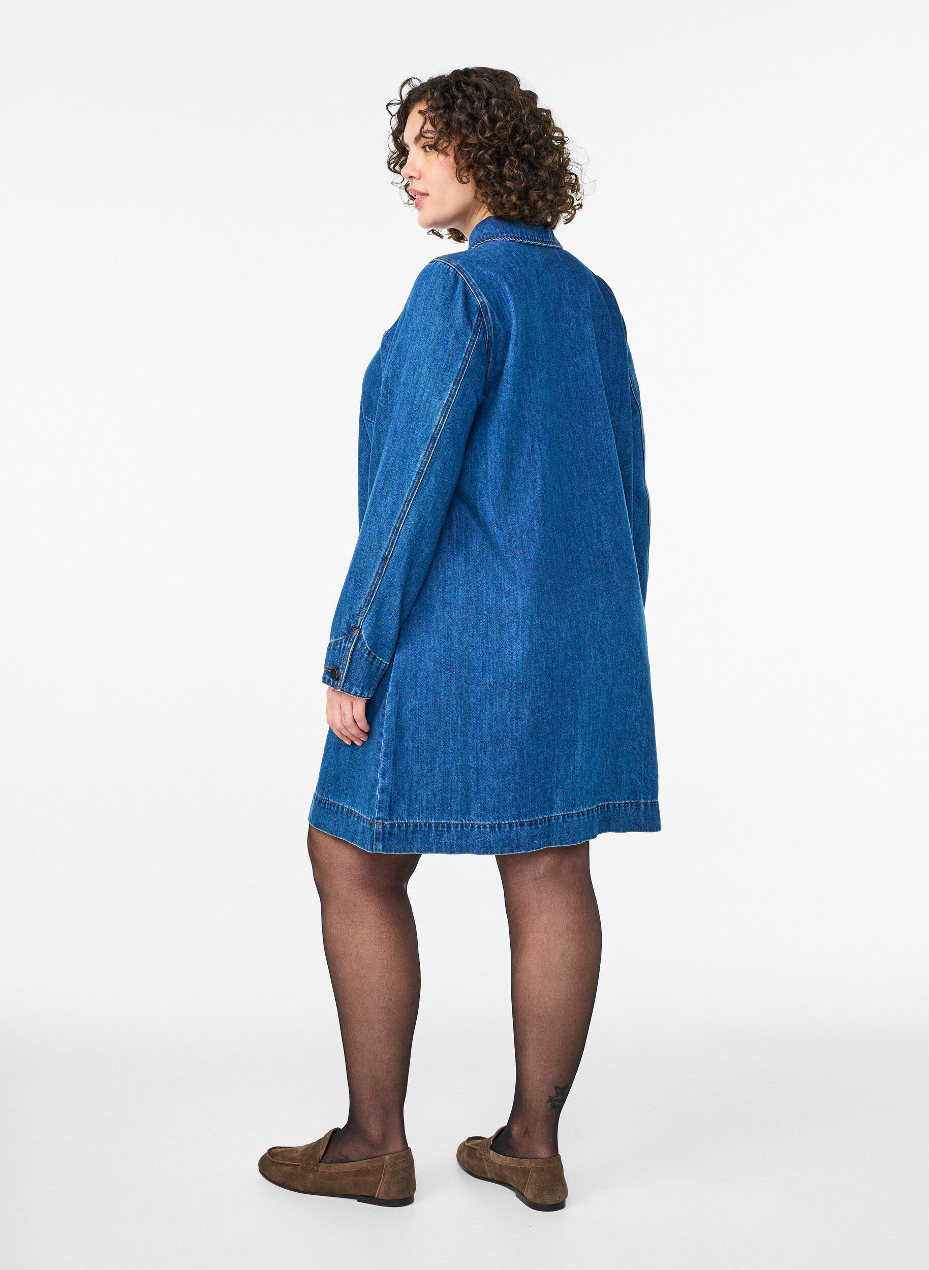 Zizzi Robe courte en jean avec d&eacute;tail zipp&eacute; et col, Bleu, Model image number 2