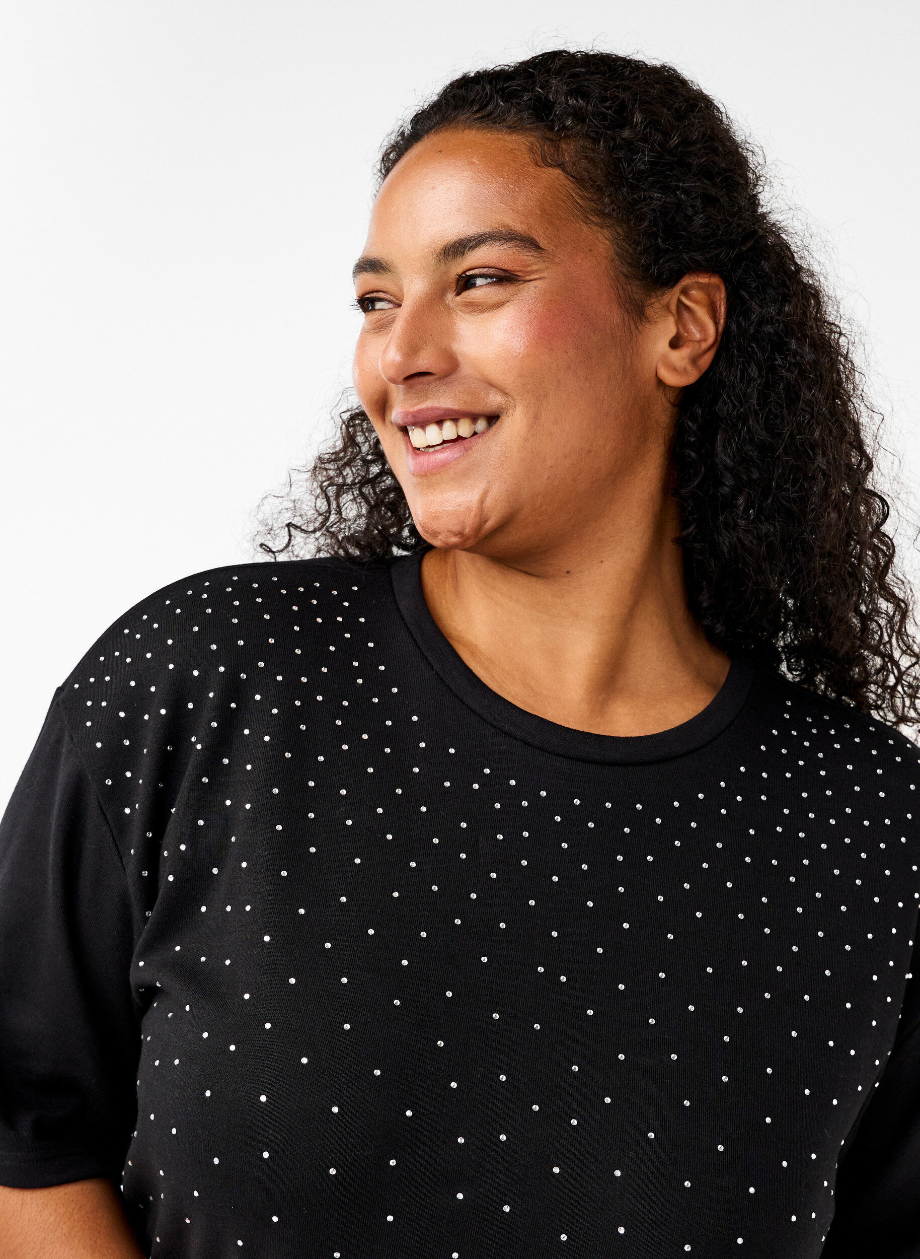 Zizzi T-shirt avec strass et col rond, Noir, Model image number 3