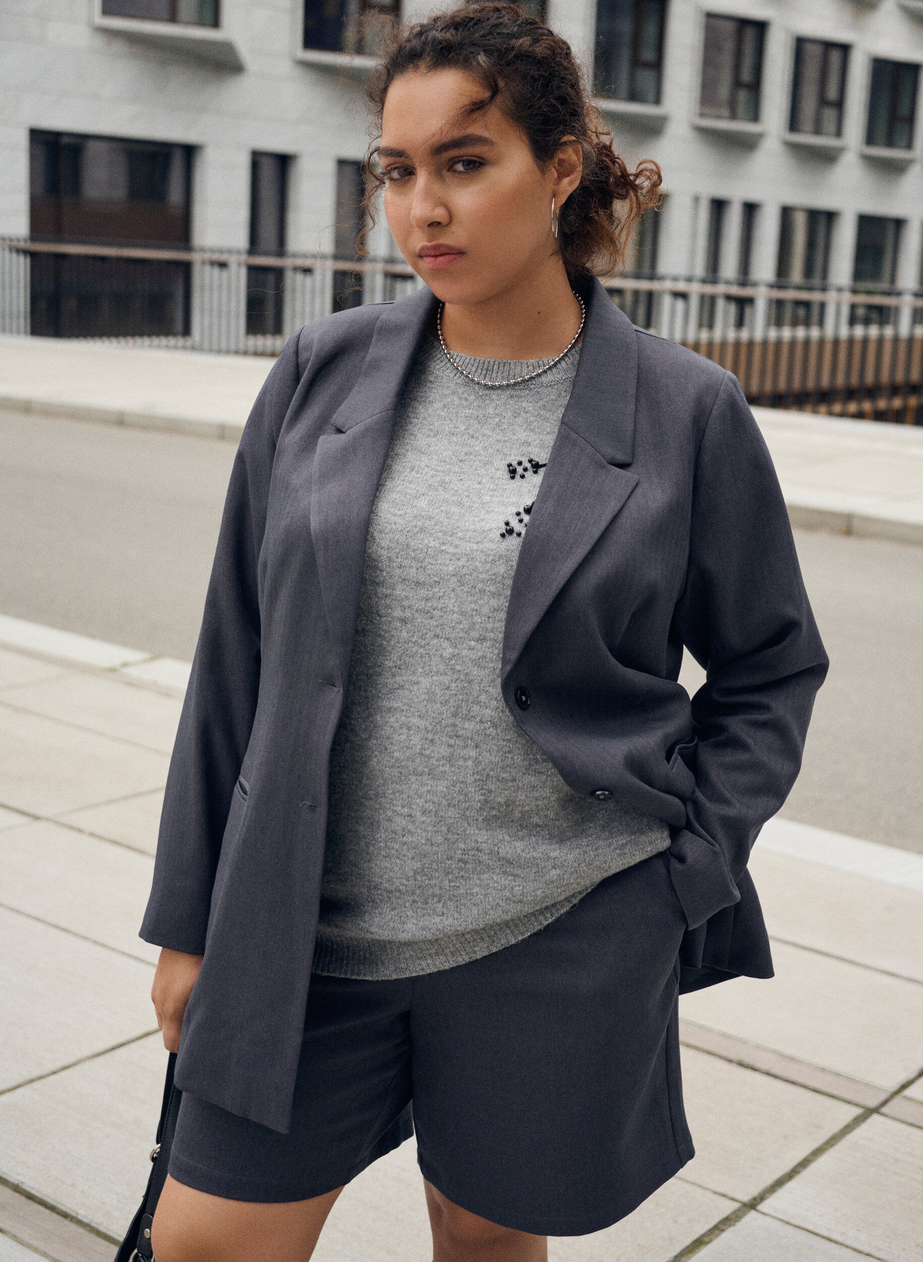 Zizzi Bermuda coupe tailleur avec poches, Gris anthracite, Image image number 0