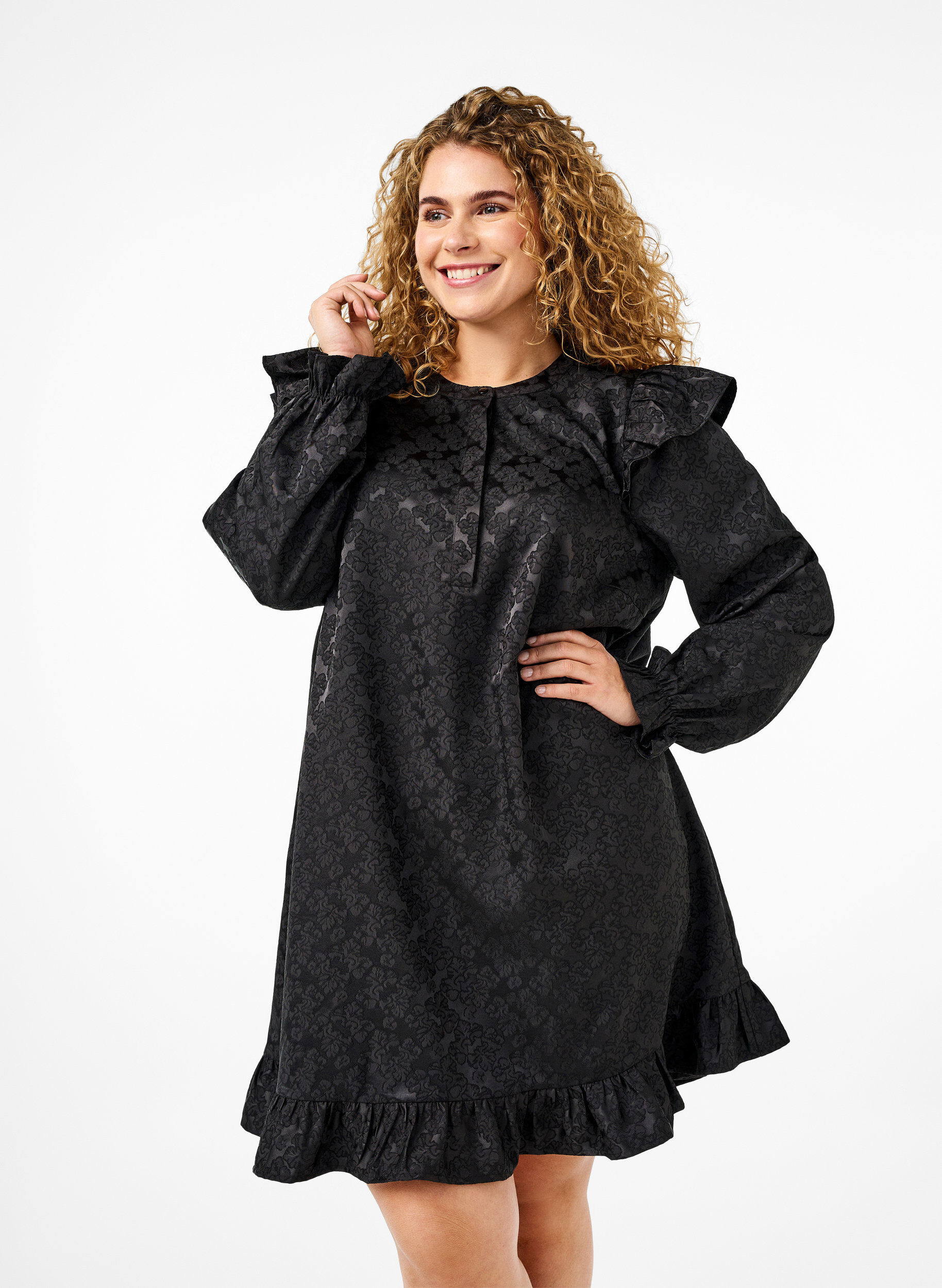 Zizzi Robe en jacquard avec des manches longues et des d&eacute;tails &agrave; volants, Noir, Model image number 0