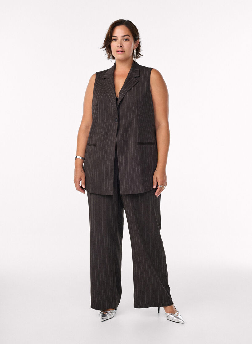 Gilet à fines rayures avec revers, Marron, Model image number 1