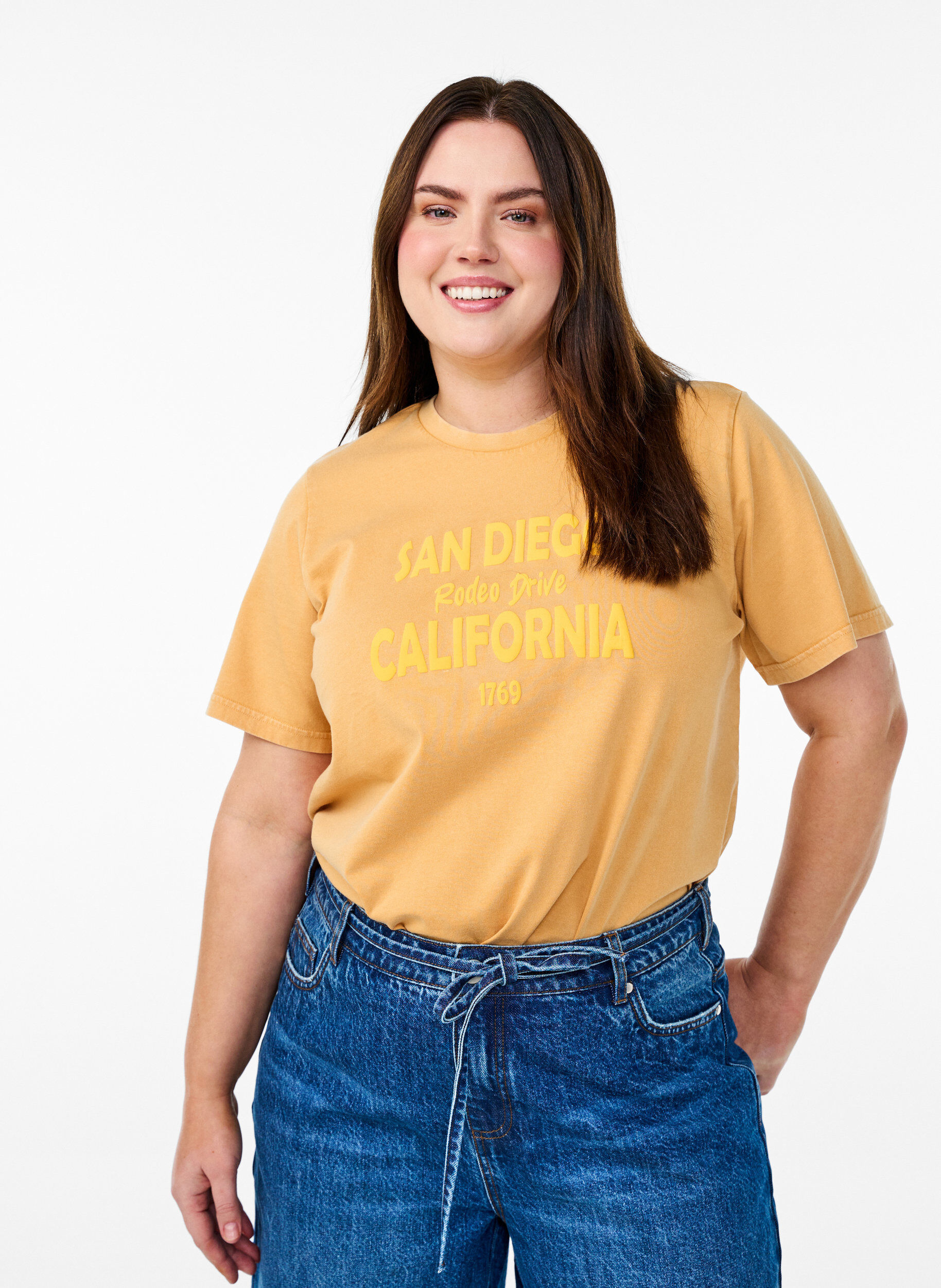 T-shirt en coton biologique avec une impression cool, Jaune, Model