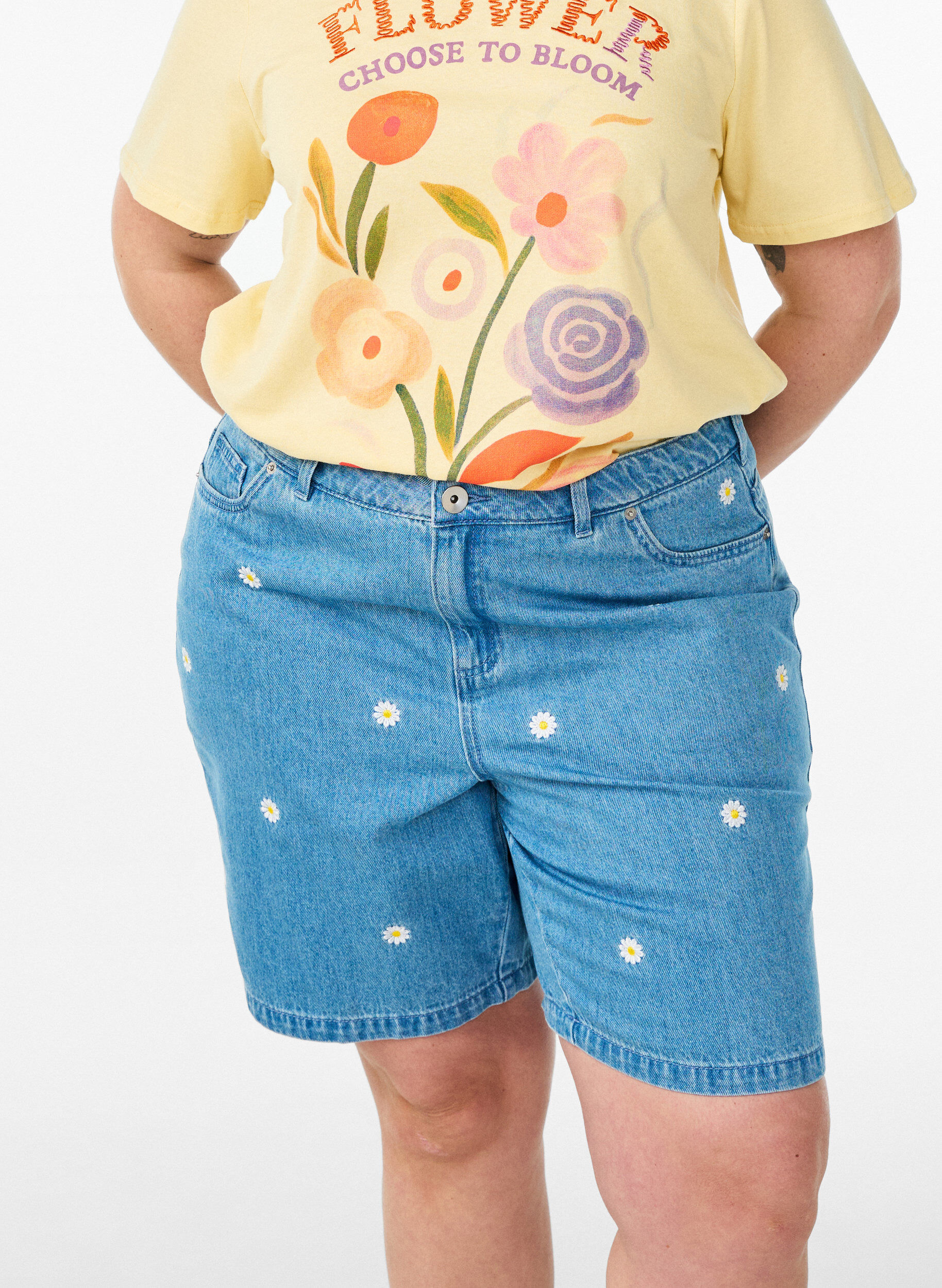 Zizzi Short en jean taille haute avec broderies florales, Bleu Clair, Model image number 3