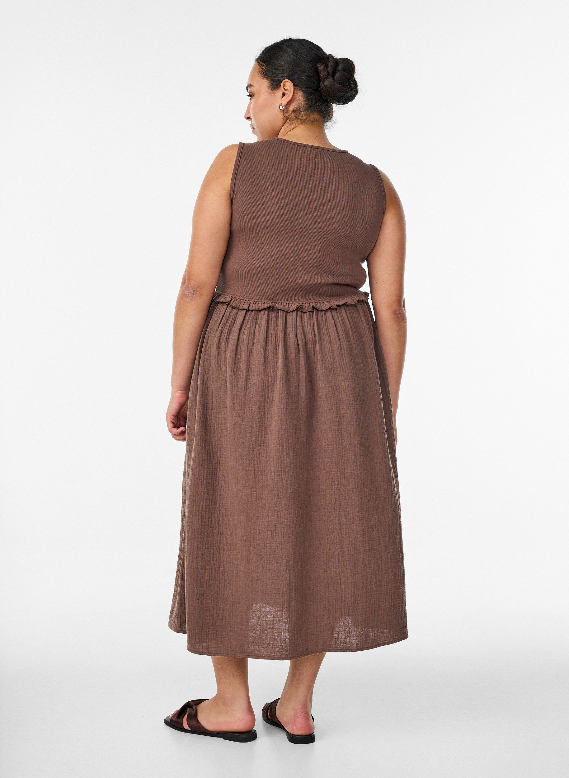 ZizziRobe midi sans manches en coton avec maille c&ocirc;tel&eacute;e et mousseline, Marron, Model image number 1