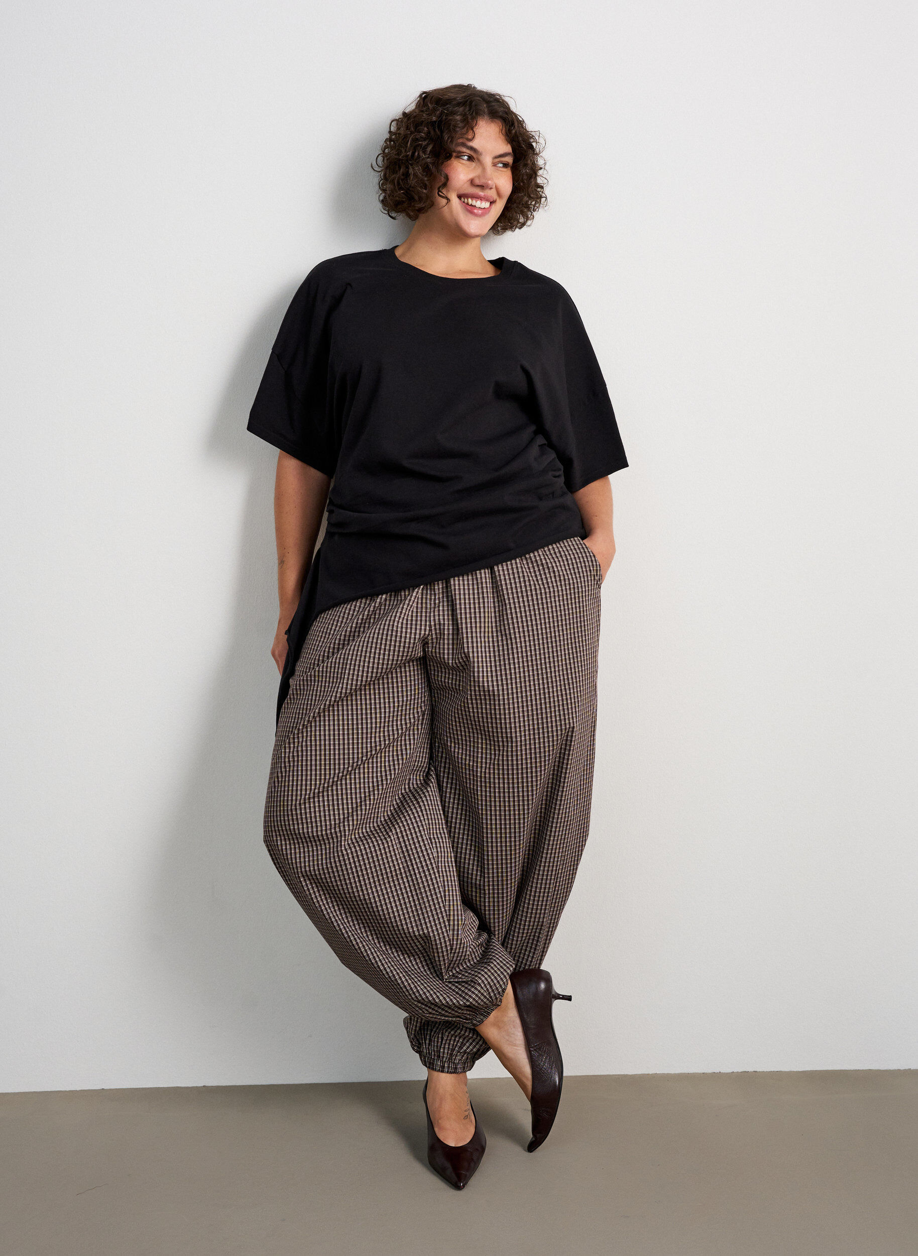 ZizziPantalon ballon &agrave; taille haute et imprim&eacute; int&eacute;gral, Marron, Model image number 0