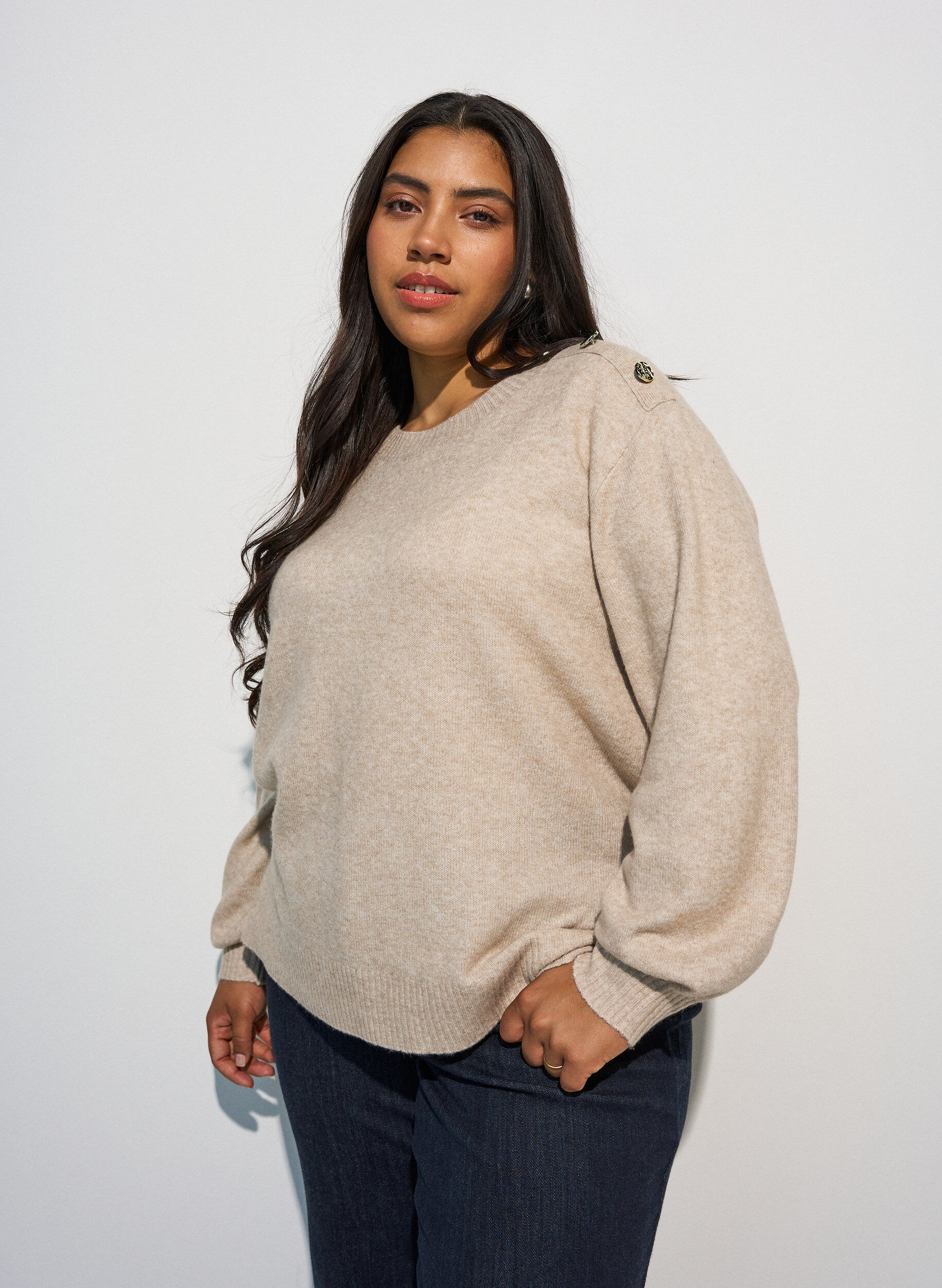 Chemisier en maille avec boutons d&eacute;coratifs, Beige, Model