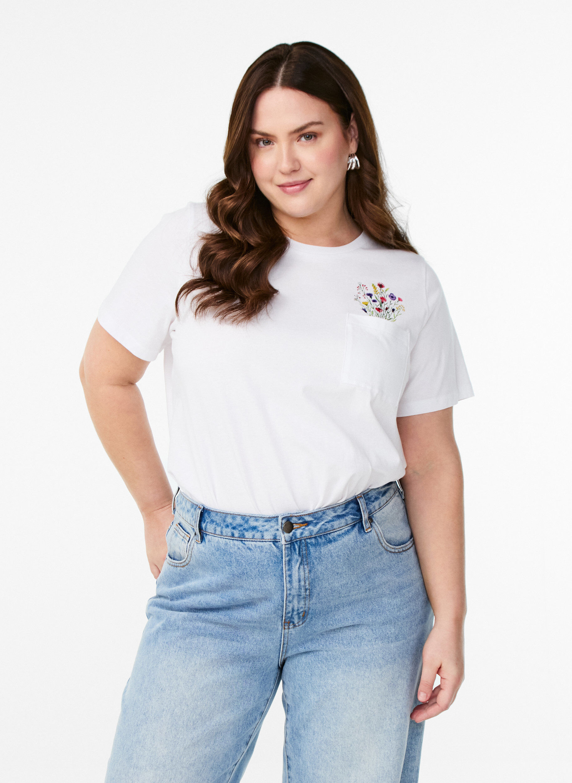 Zizzi T-shirt avec poche sur la poitrine, Blanc, Model image number 0