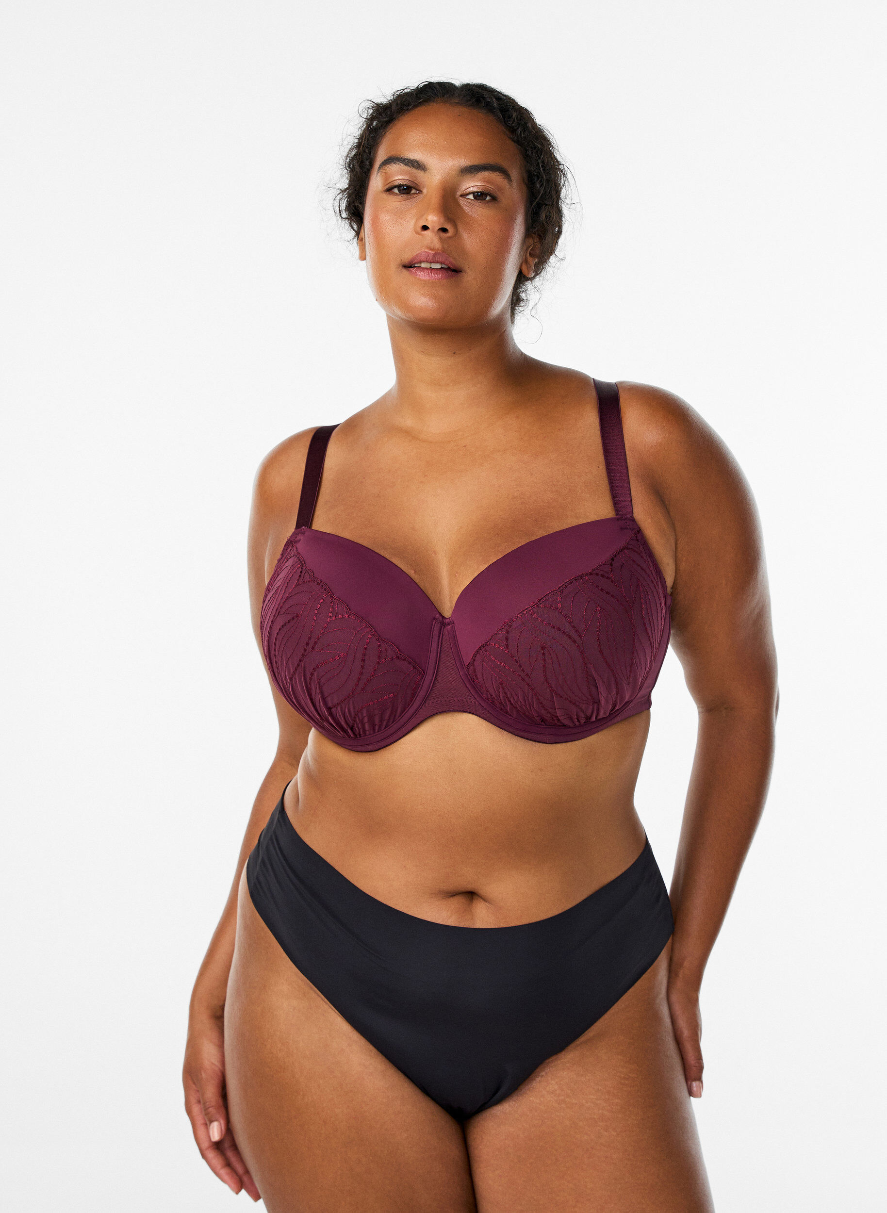 Zizzi Soutien-gorge moul&eacute; avec dentelle et d&eacute;tails drap&eacute;s, Bordeaux, Model image number 1