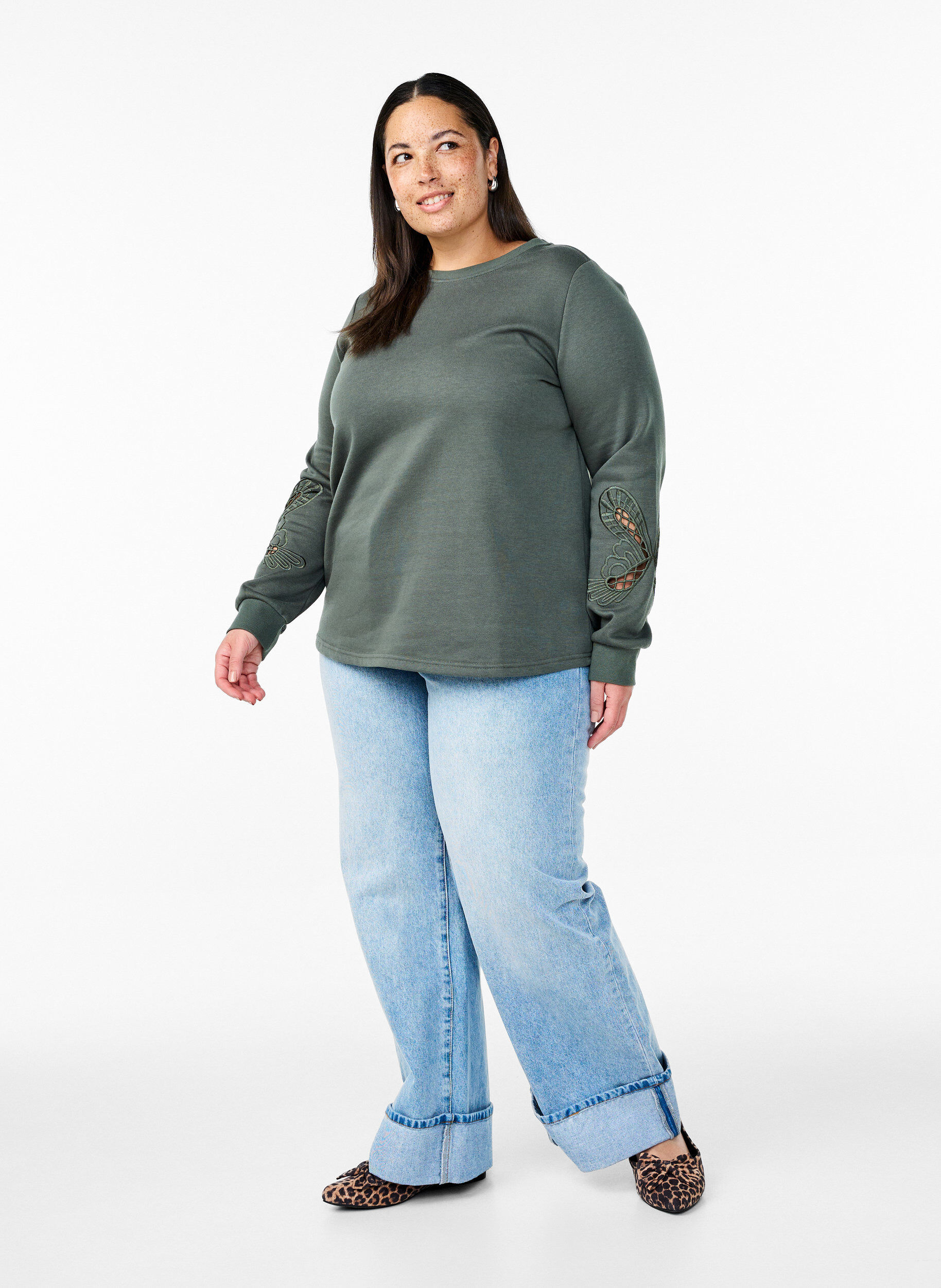 Zizzi Sweatshirt avec d&eacute;coupes &agrave; motifs brod&eacute;s, Thyme, Model image number 2