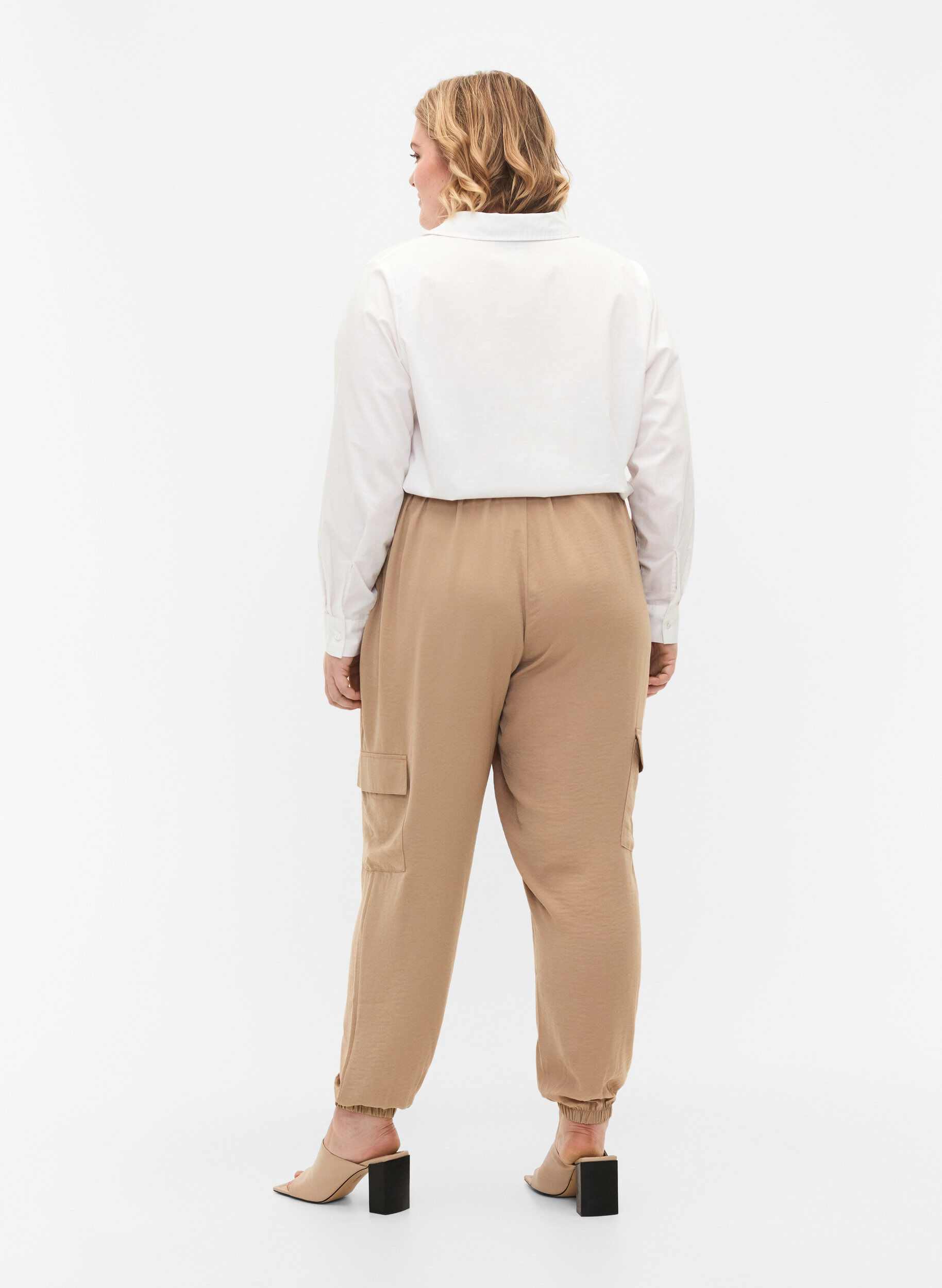Zizzi Pantalon uni avec grandes poches, Nomad, Model image number 1