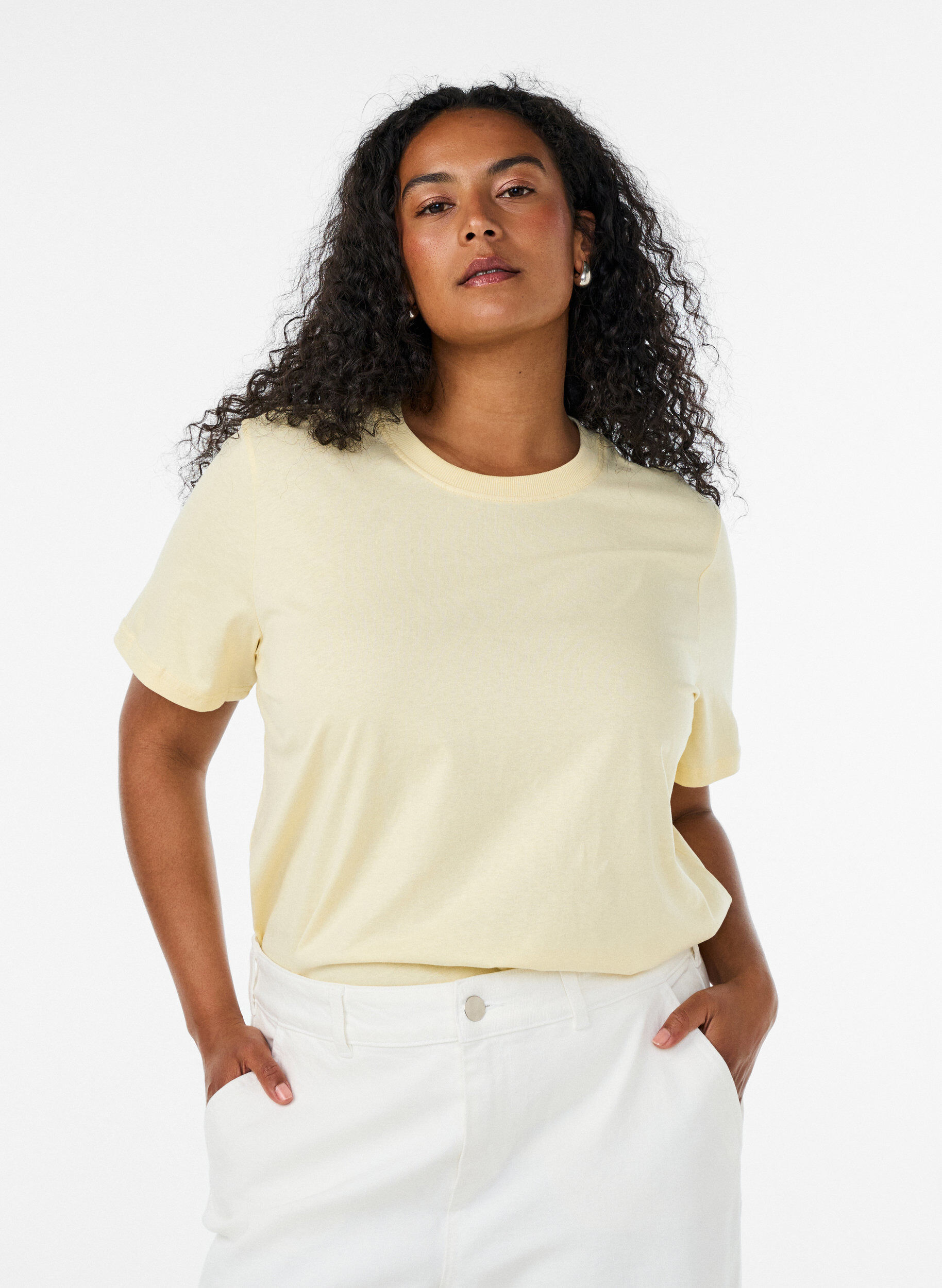 T-shirt basique en coton &agrave; col rond, Jaune clair, Model
